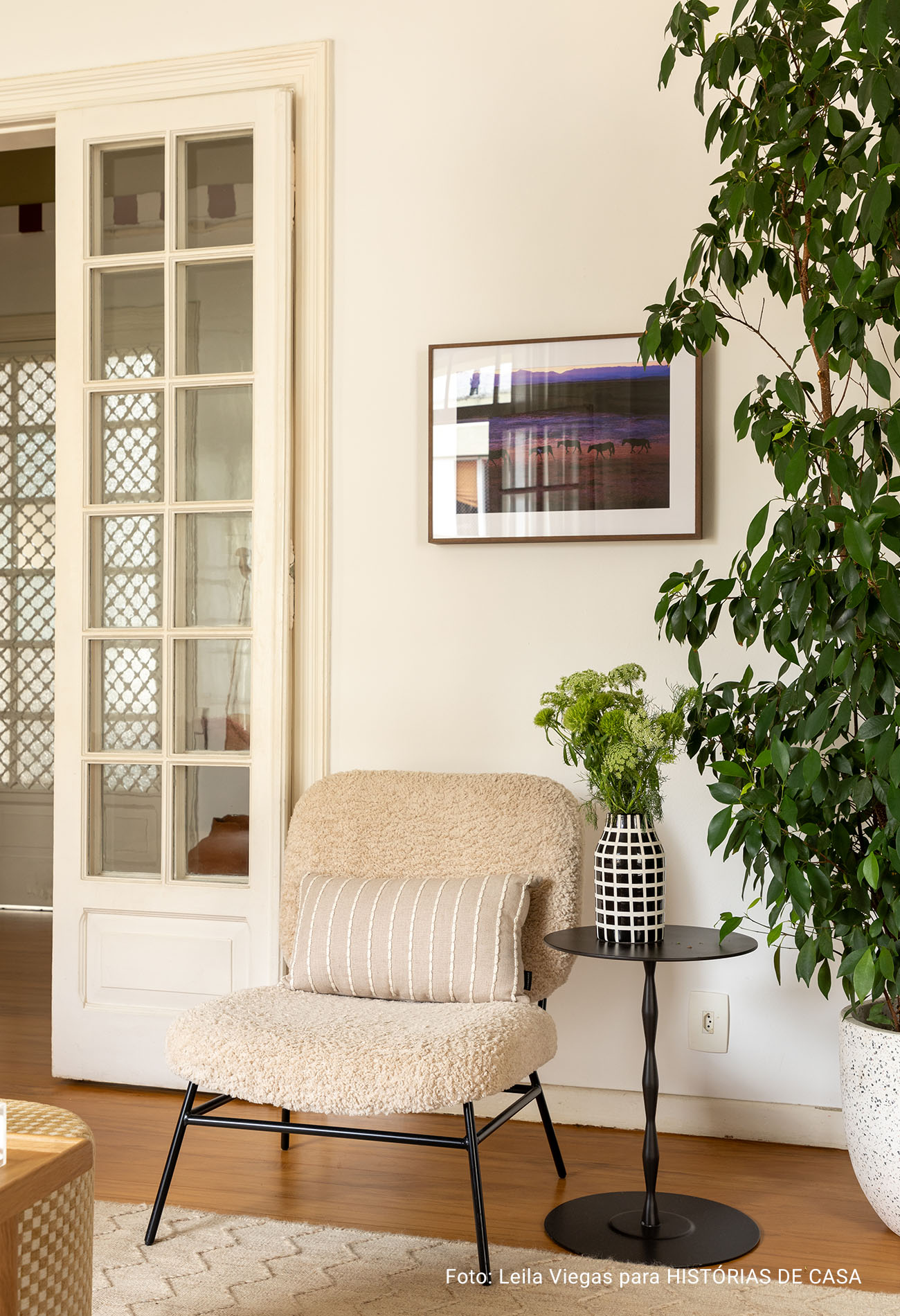 Apartamento antigo com sala integrada, luz natural e decoracão em cores neutras.