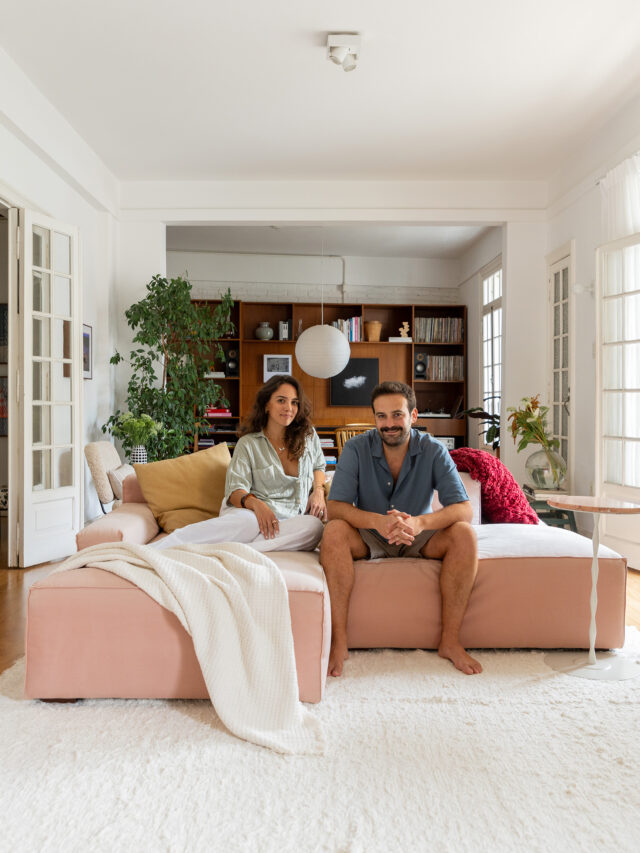 Apartamento antigo com sala integrada, luz natural e decoracão em cores neutras.