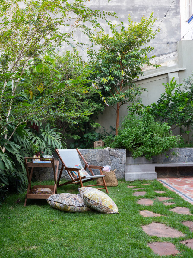 Casa de vila antiga com jardim e muitas plantas, decoração colorida