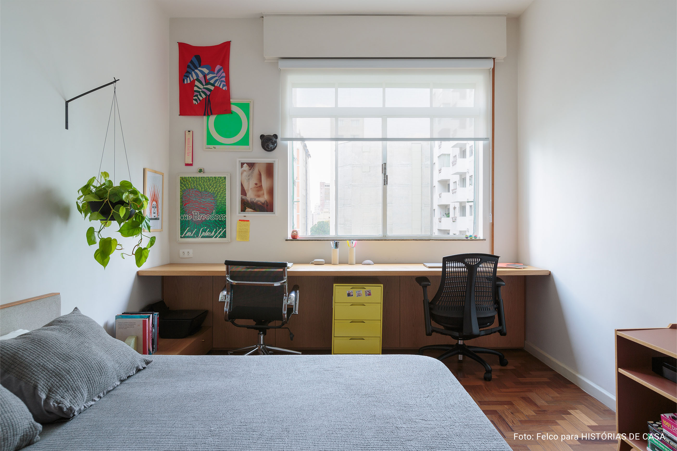 Decoração de apartamento com sala integrada e curadoria de design criativo