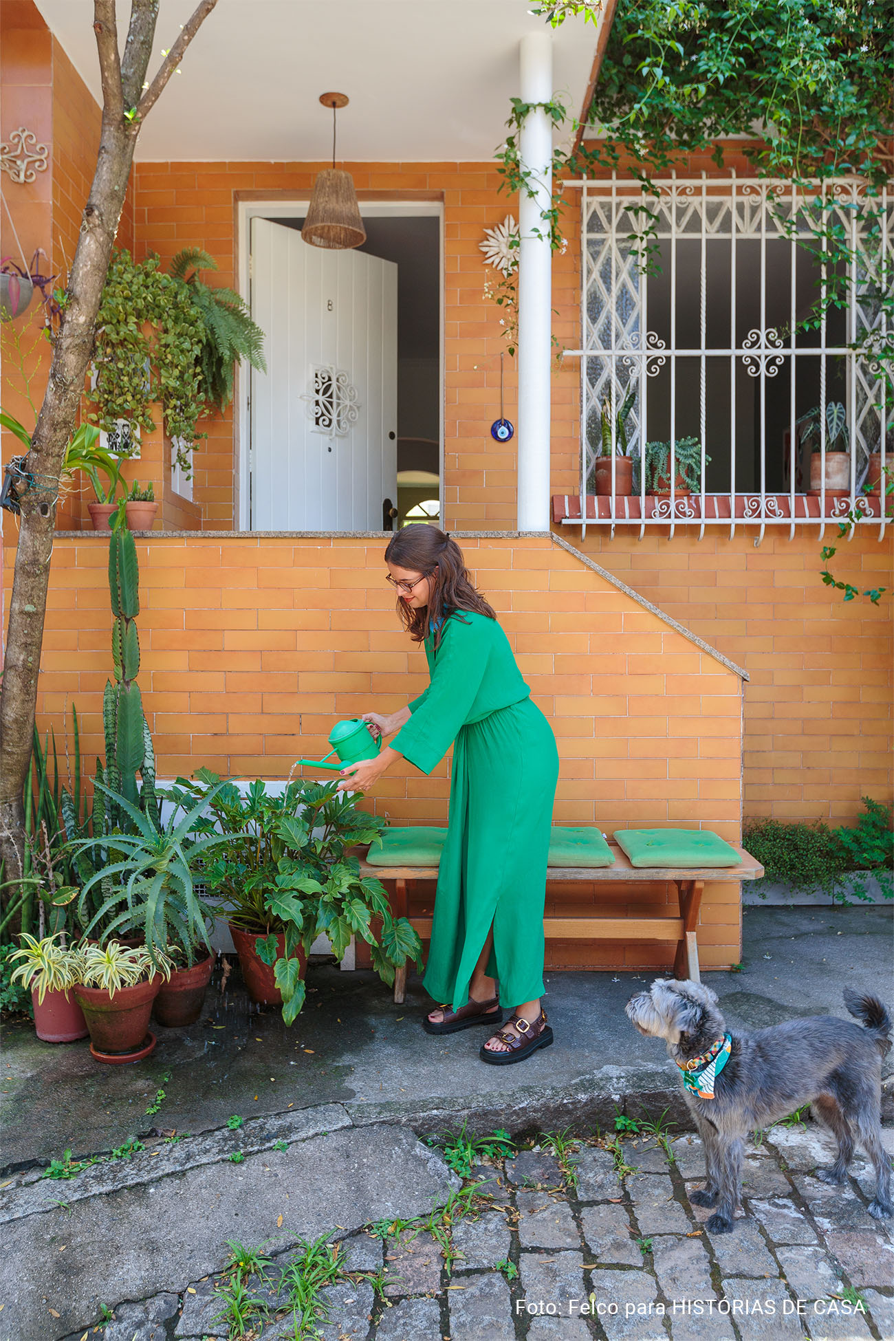 Casa de vila com paredes coloridas, móveis de família e quintal nos fundos.