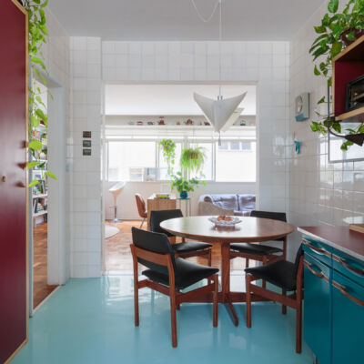 Apartamento com piso de taco, cozinha colorida, móveis vintage e eletrodomésticos da Electrolux