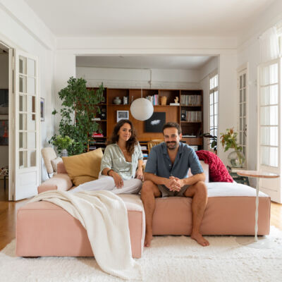 Apartamento antigo com sala integrada, luz natural e decoracão em cores neutras.