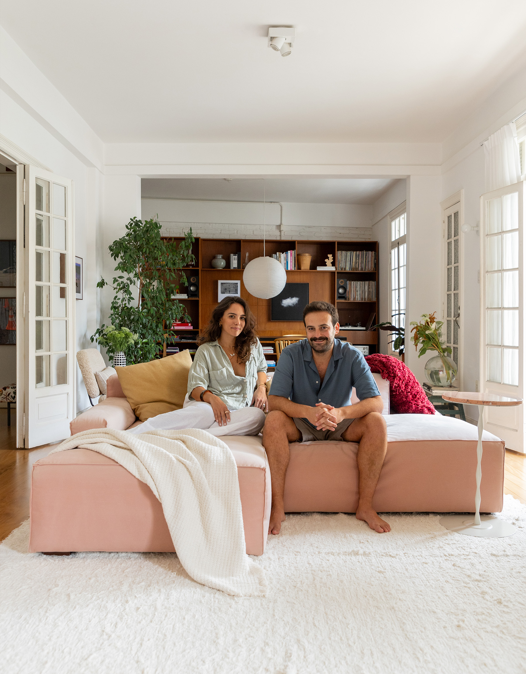 Apartamento antigo com sala integrada, luz natural e decoracão em cores neutras.