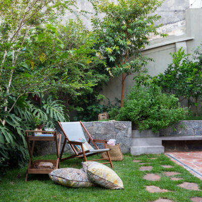Casa de vila antiga com jardim e muitas plantas, decoração colorida
