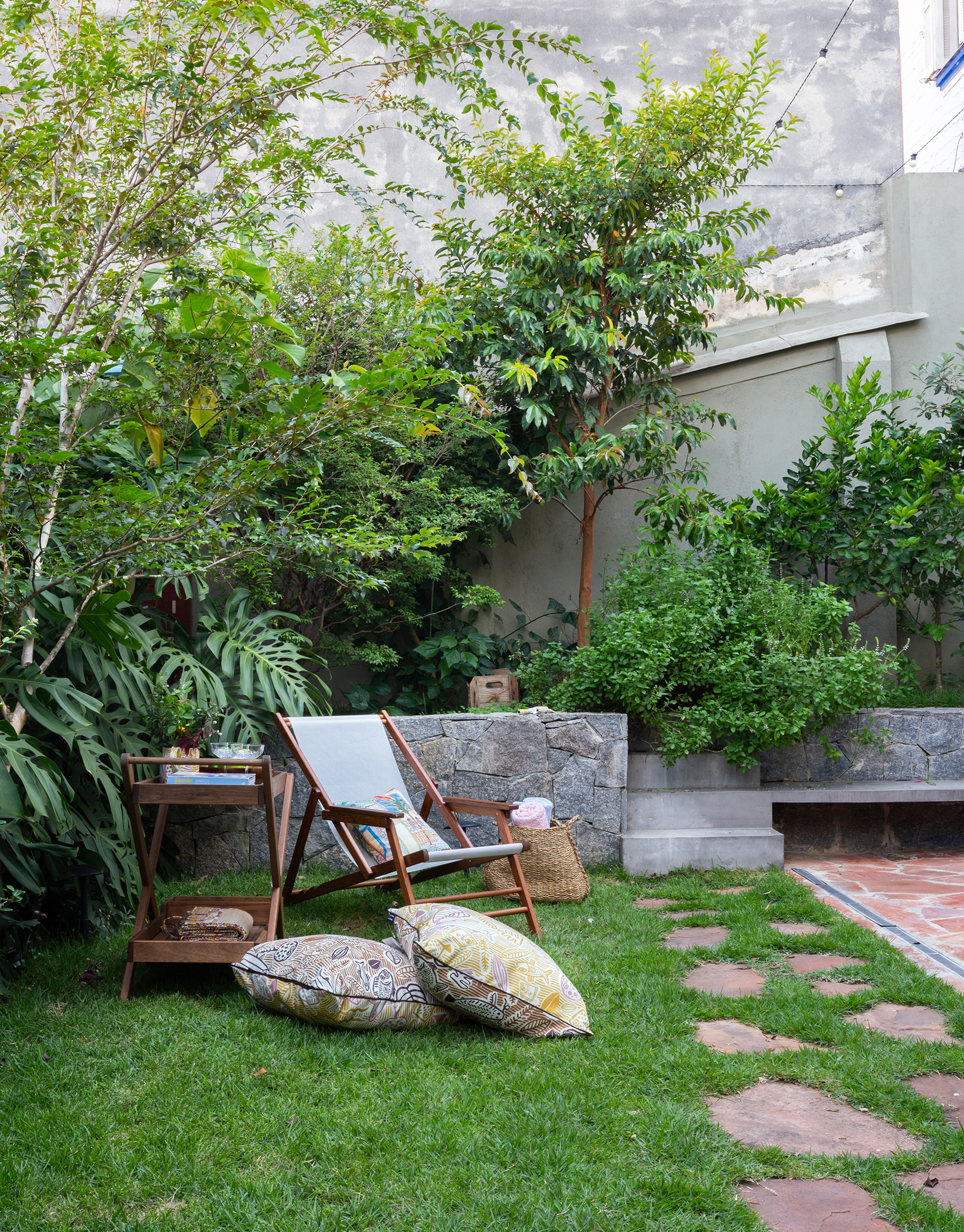 Casa de vila antiga com jardim e muitas plantas, decoração colorida