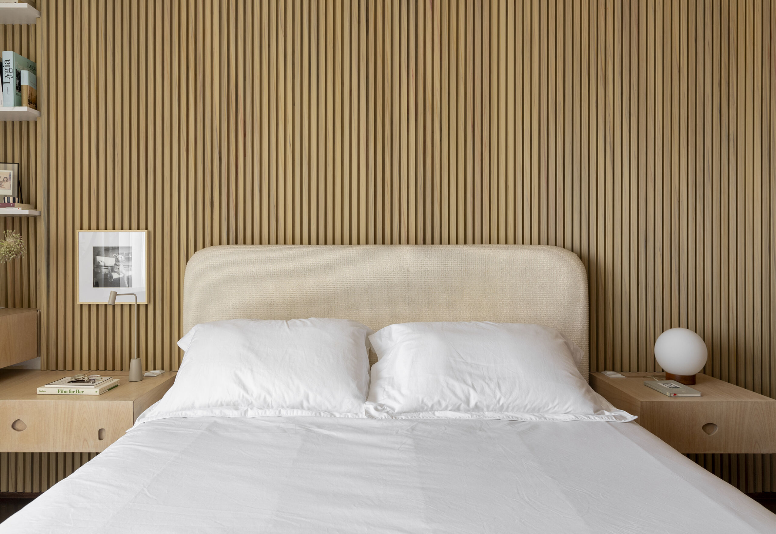 Antes e Depois: quarto com painel ripado, tons neutros e muitas texturas