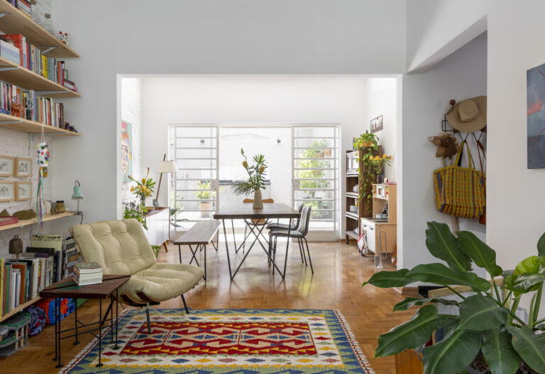 Decoração de casa com quintal, estantes de livros e quarto de criança.