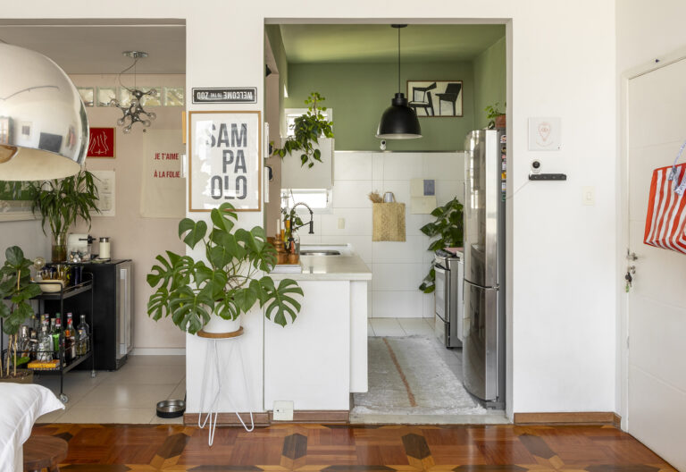 Decoração de apartamento aconchegante com piso de taco, plantas e soluções descomplicadas