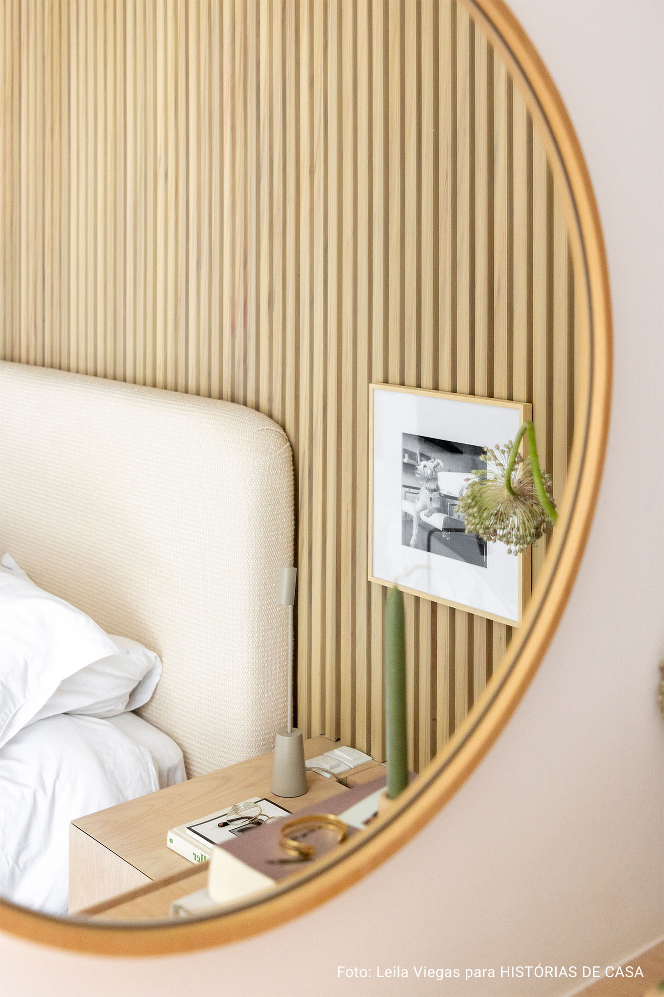 Antes e Depois: quarto com painel ripado, tons neutros e muitas texturas