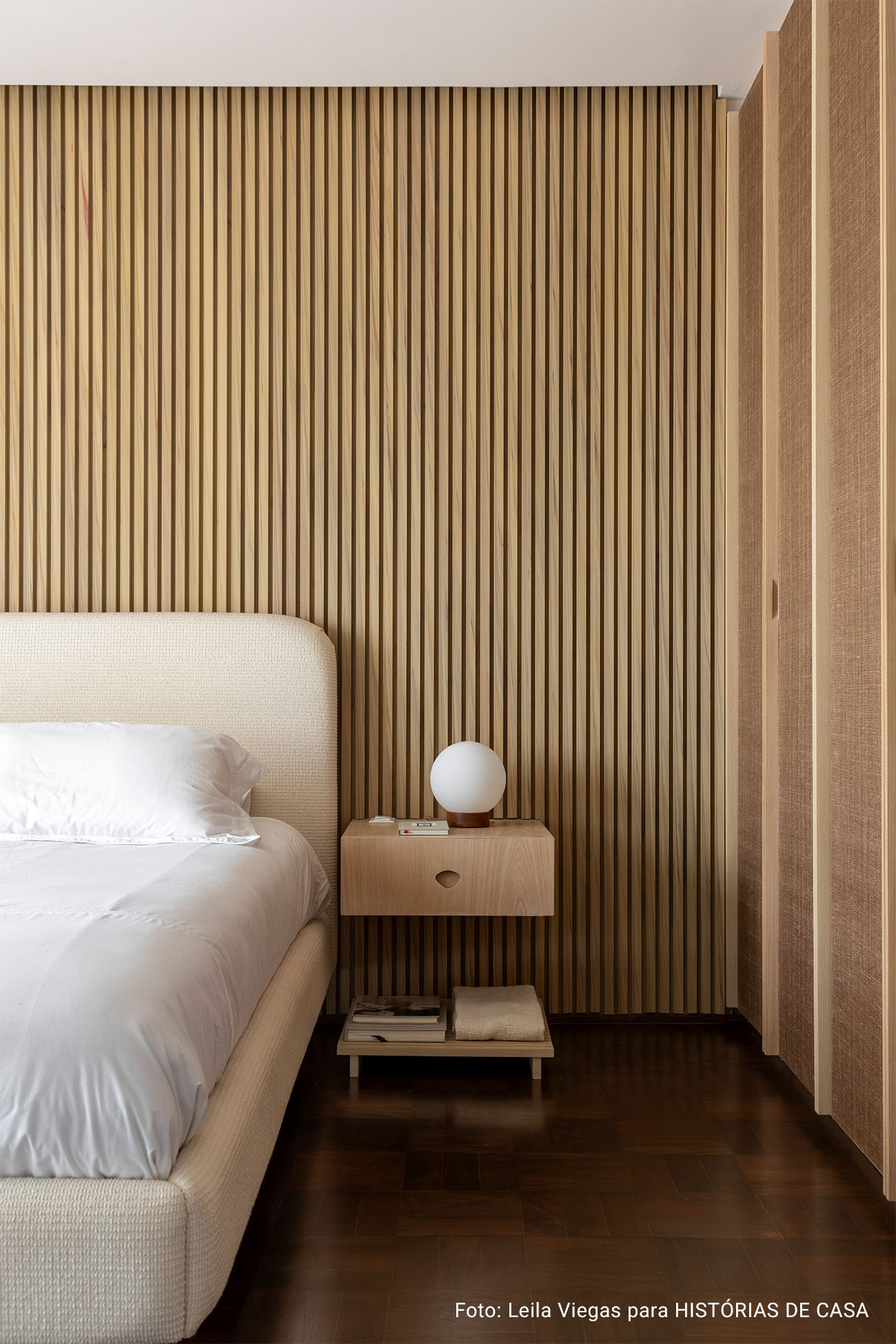 Antes e Depois: quarto com painel ripado, tons neutros e muitas texturas