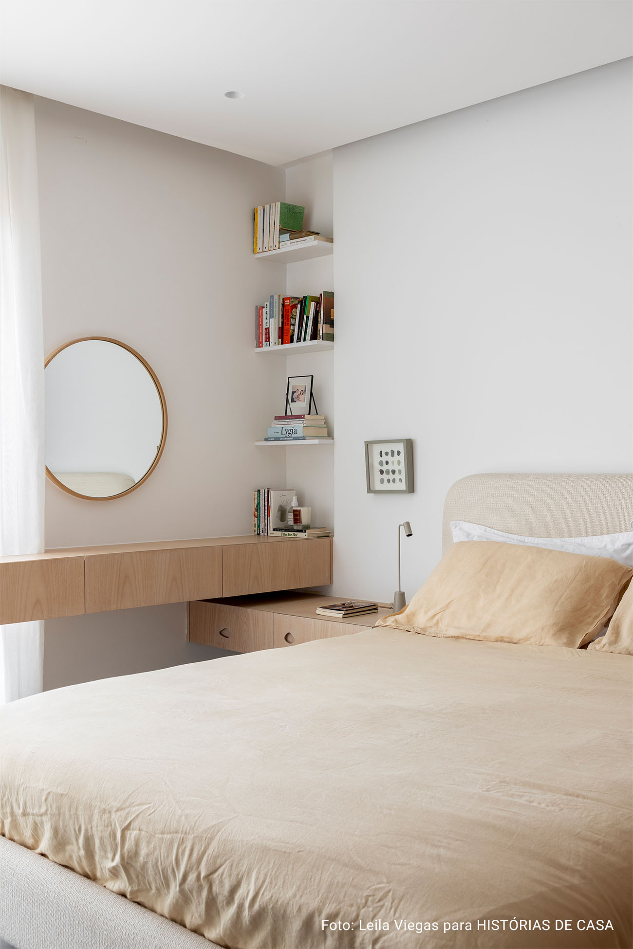 Antes e Depois: quarto com painel ripado, tons neutros e muitas texturas