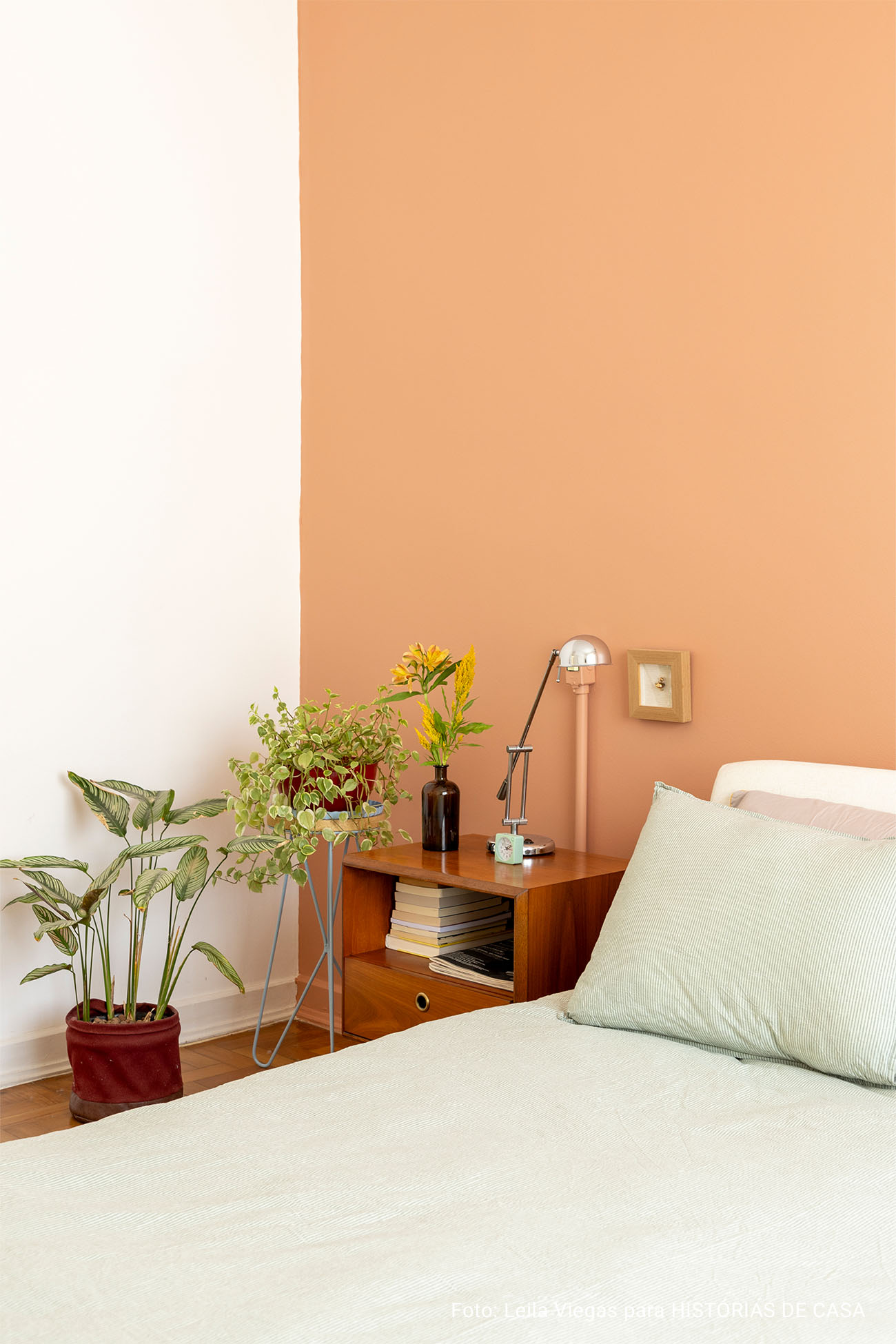 Decoração de casa com quintal, estantes de livros e quarto de criança.