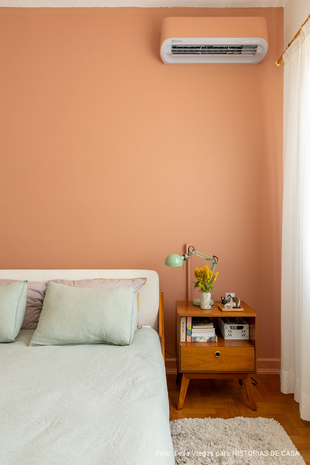 Decoração de casa com quintal, estantes de livros e quarto de criança.