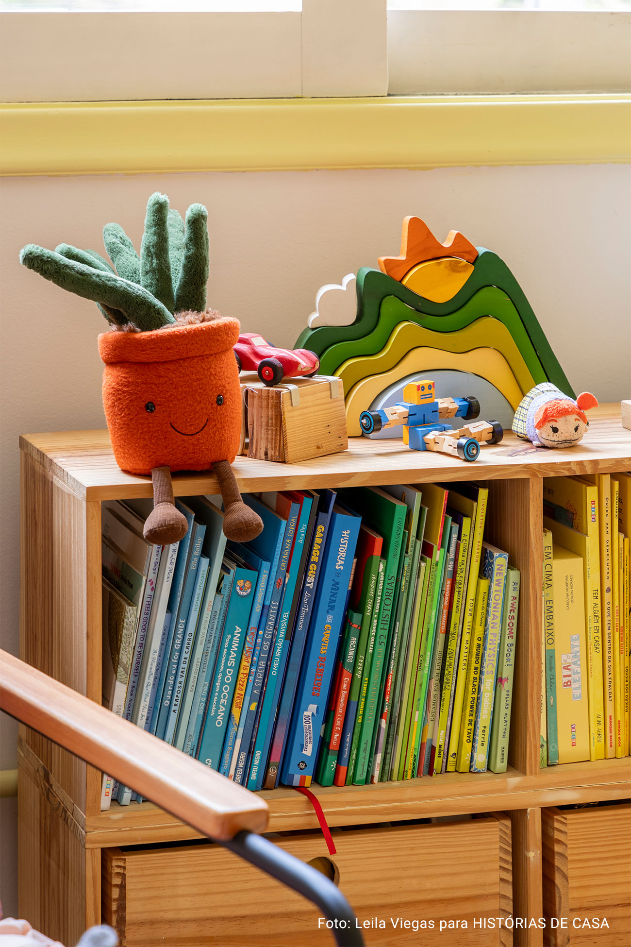 Decoração de casa com quintal, estantes de livros e quarto de criança.