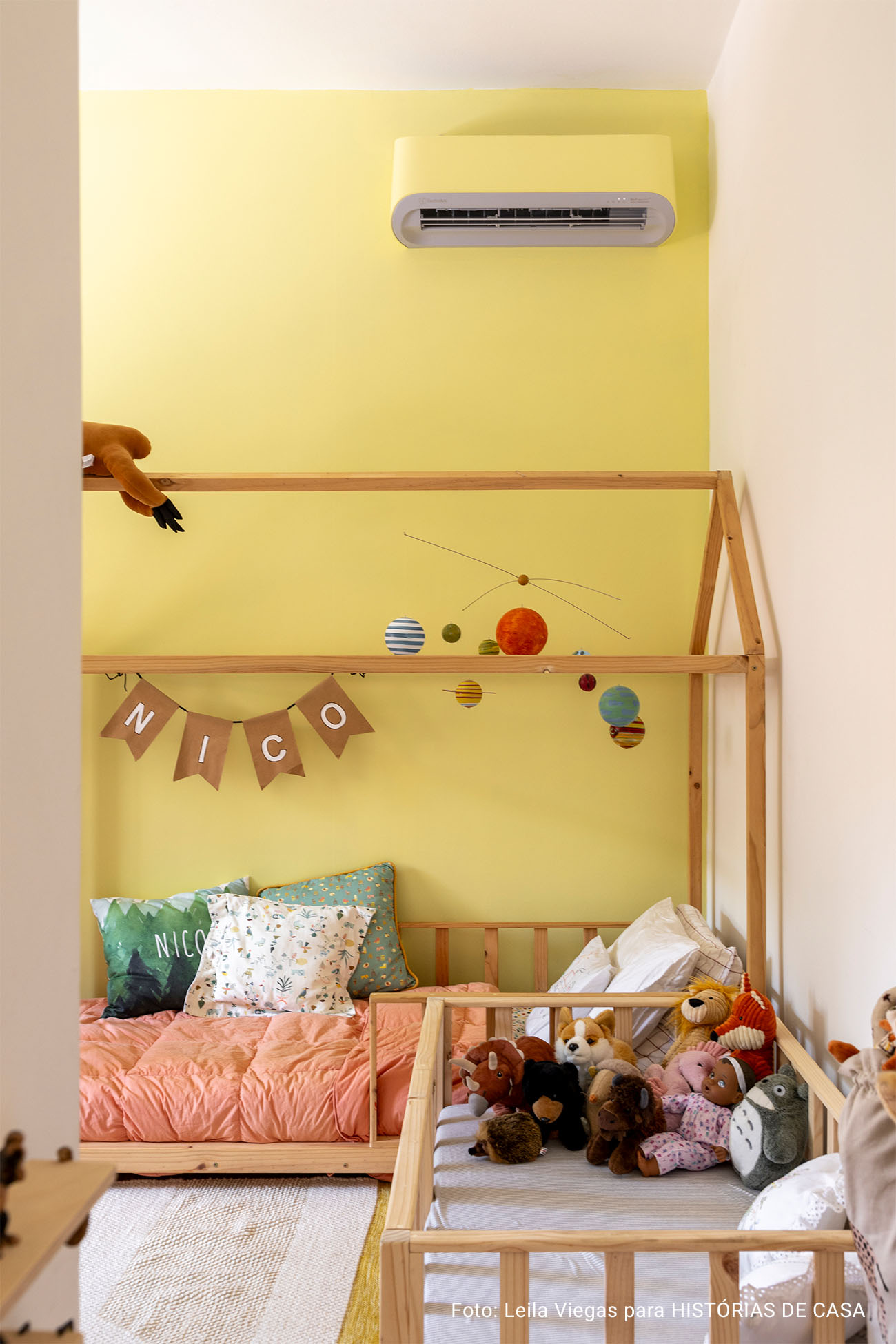 Decoração de casa com quintal, estantes de livros e quarto de criança.