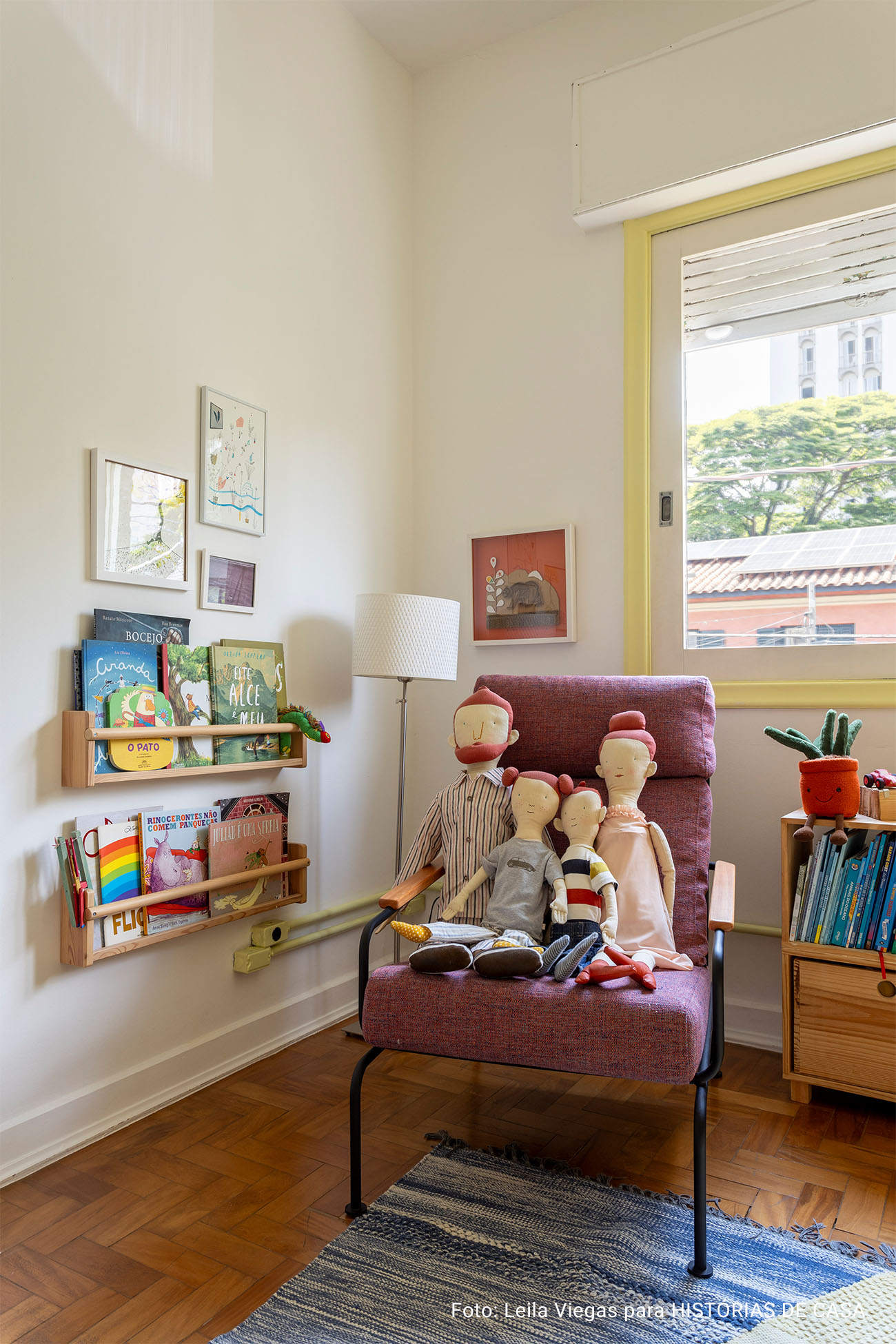 Decoração de casa com quintal, estantes de livros e quarto de criança.