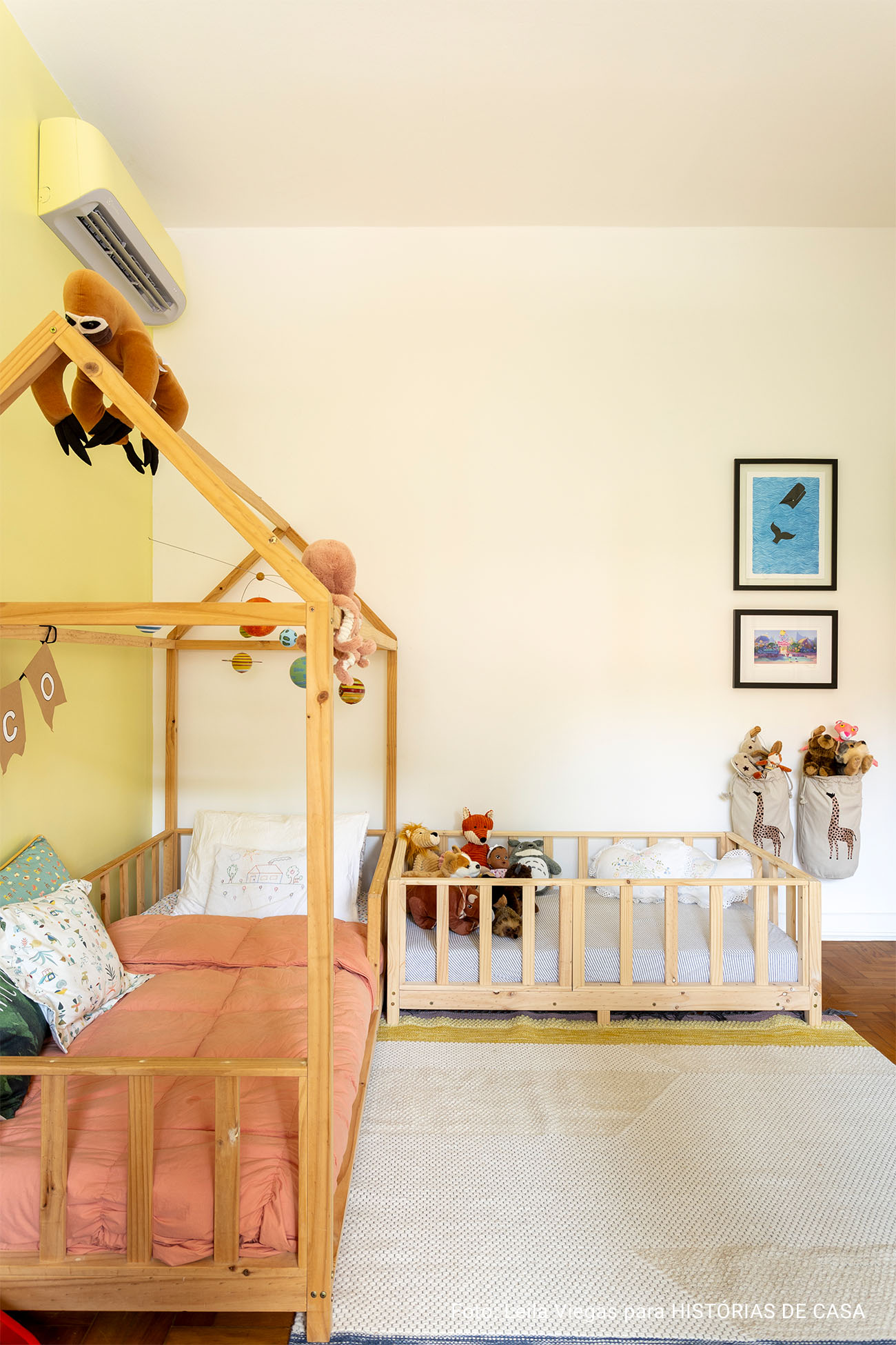 Decoração de casa com quintal, estantes de livros e quarto de criança.