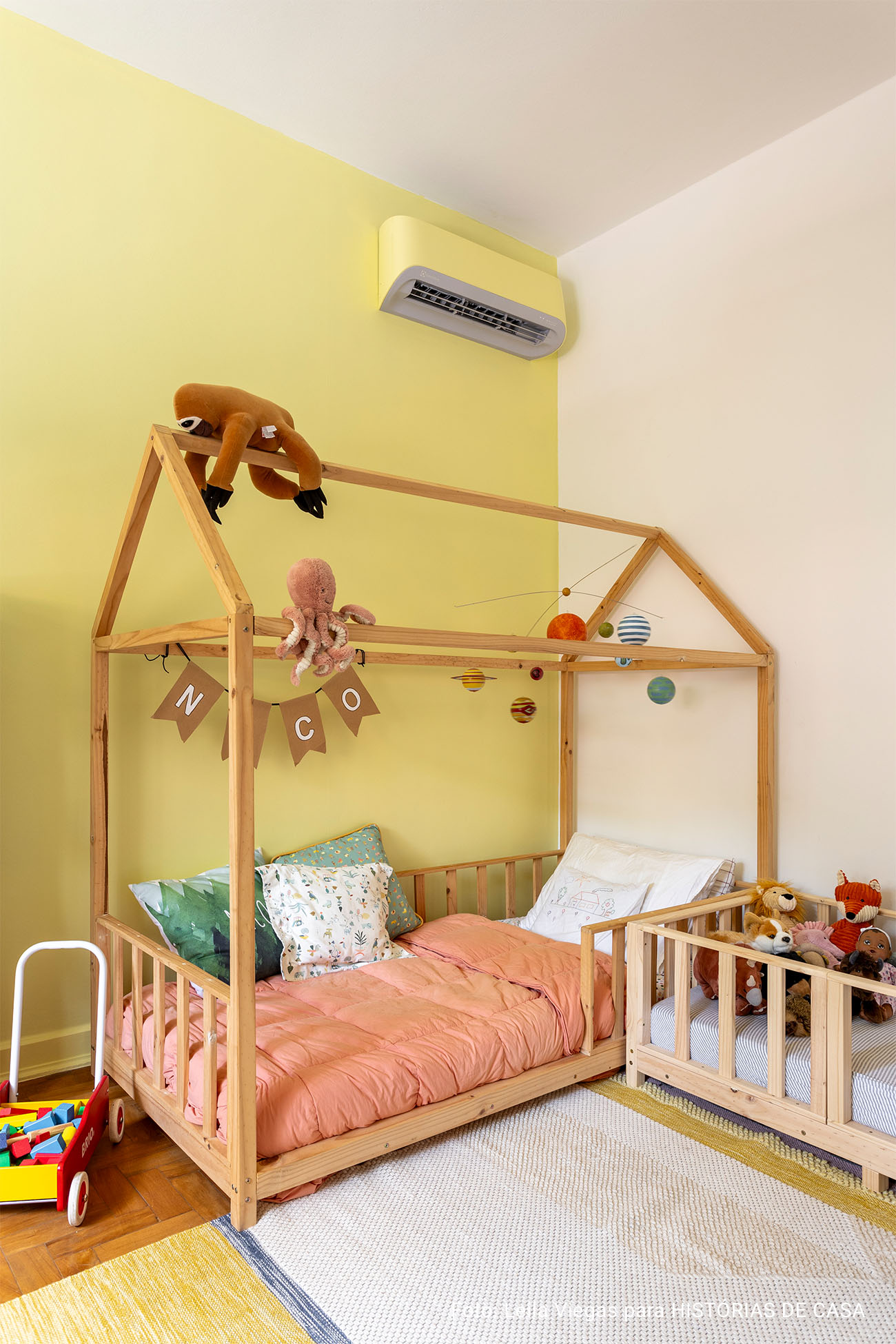 Decoração de casa com quintal, estantes de livros e quarto de criança.