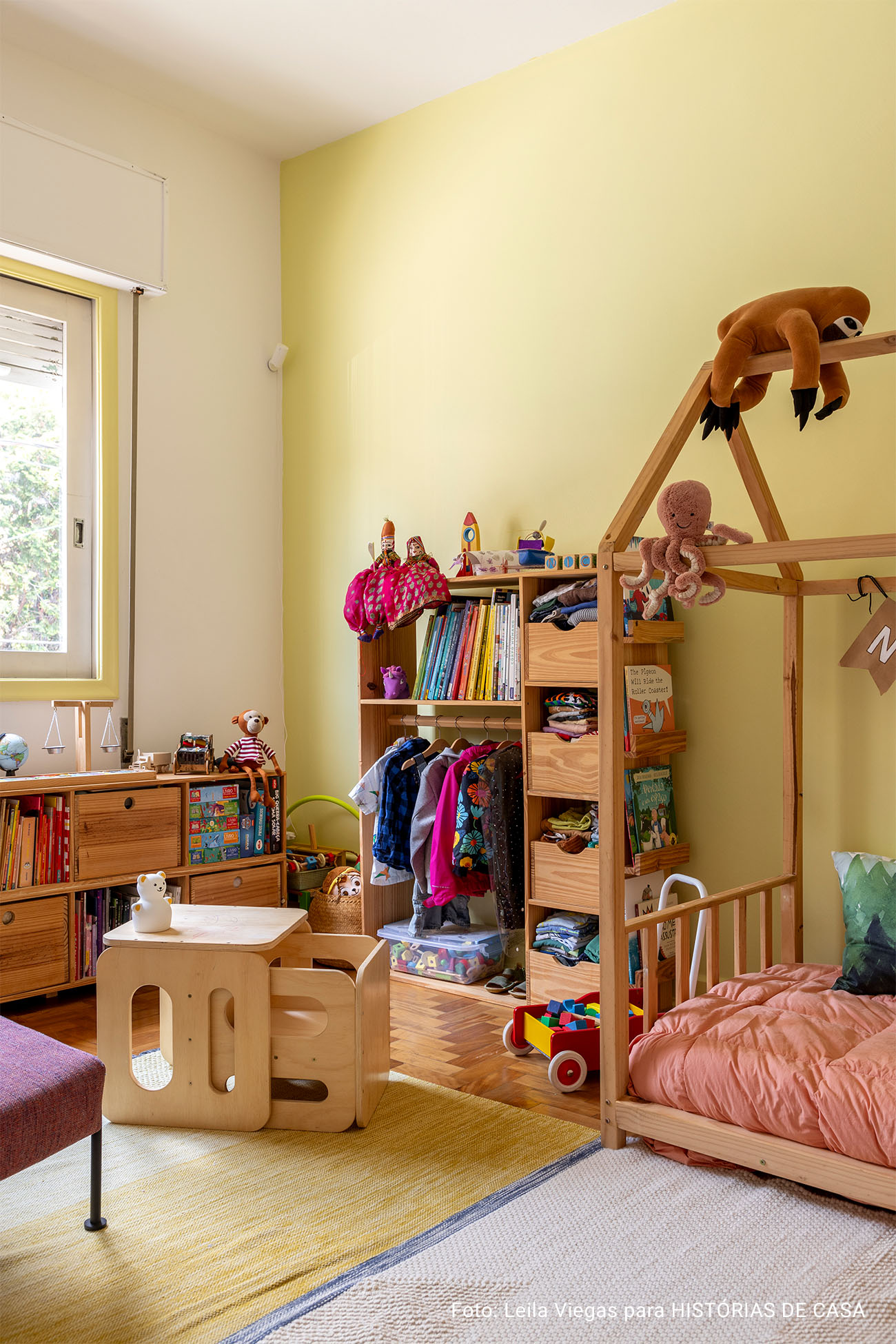 Decoração de casa com quintal, estantes de livros e quarto de criança.