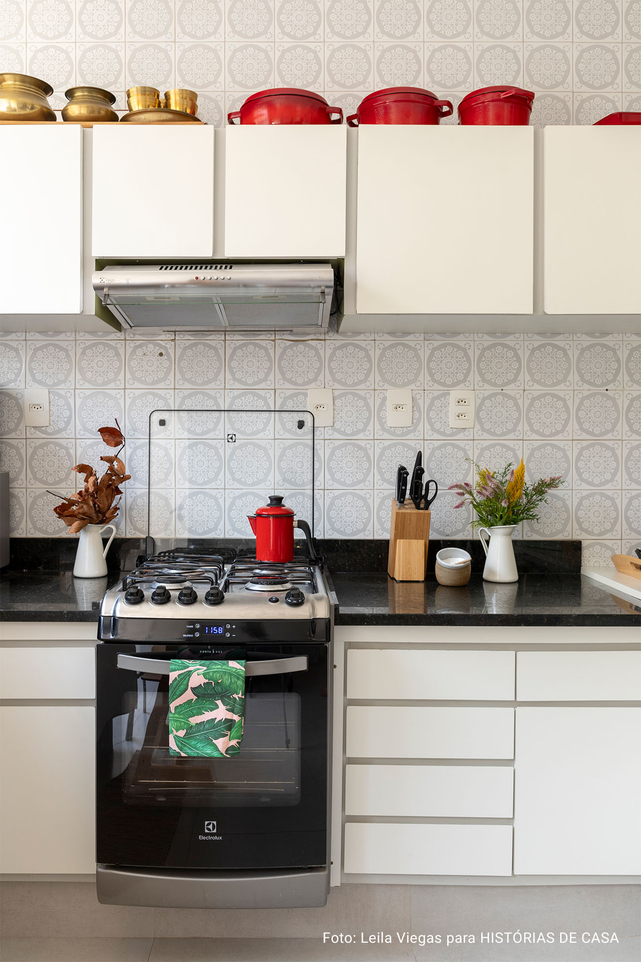 Decoração de casa com quintal, estantes de livros e quarto de criança.