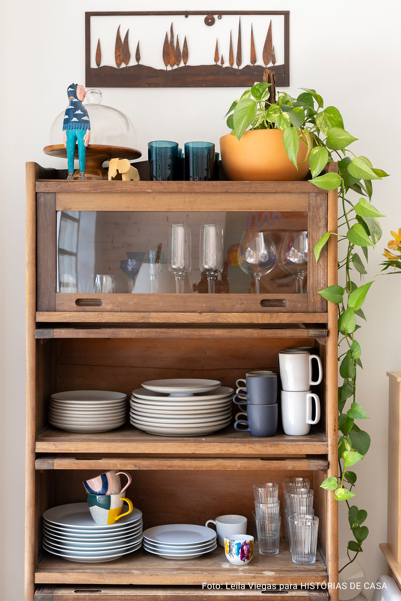 Decoração de casa com quintal, estantes de livros e quarto de criança.