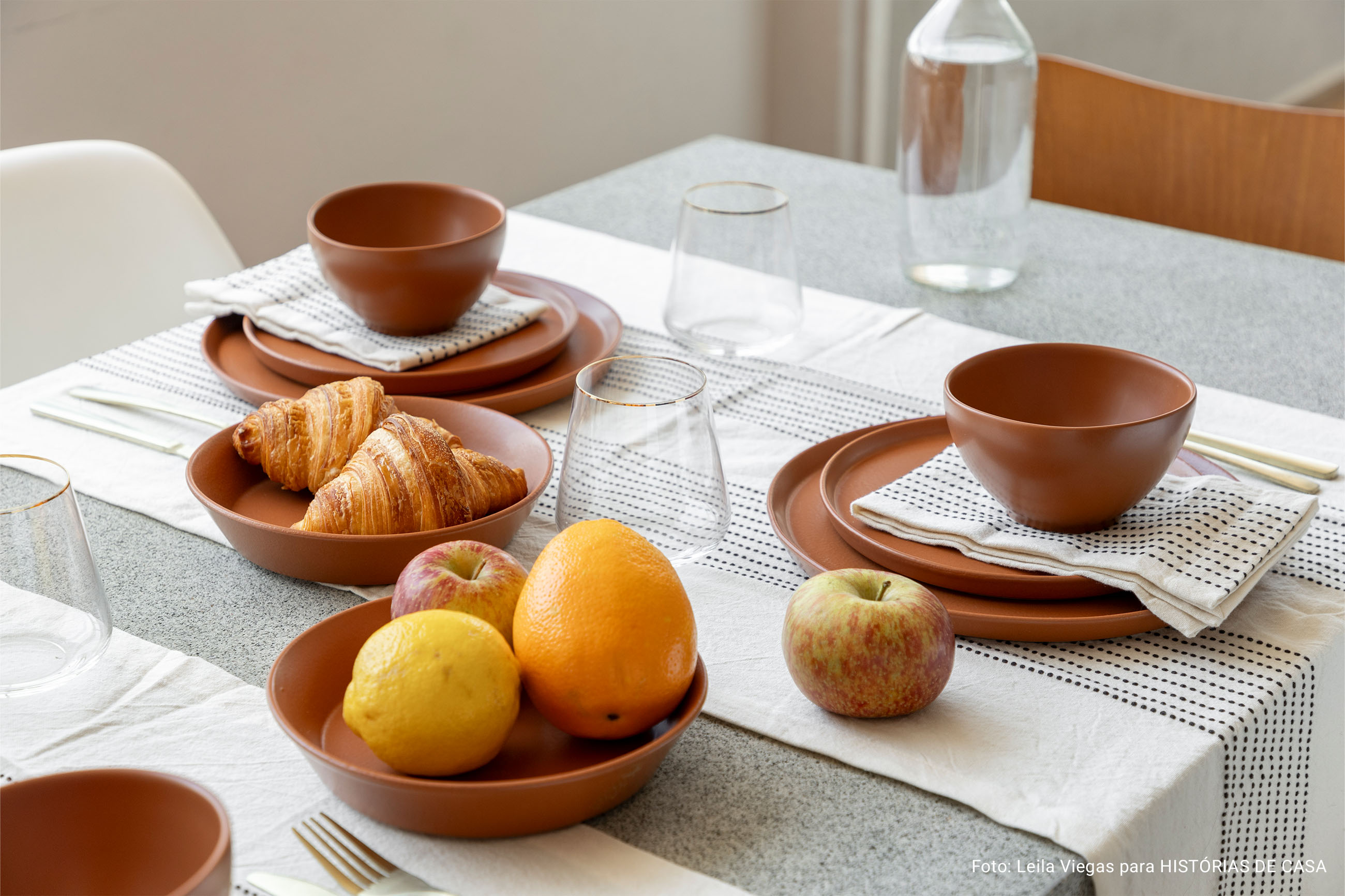 Decoração de apartamento aconchegante com piso de taco, plantas e soluções descomplicadas