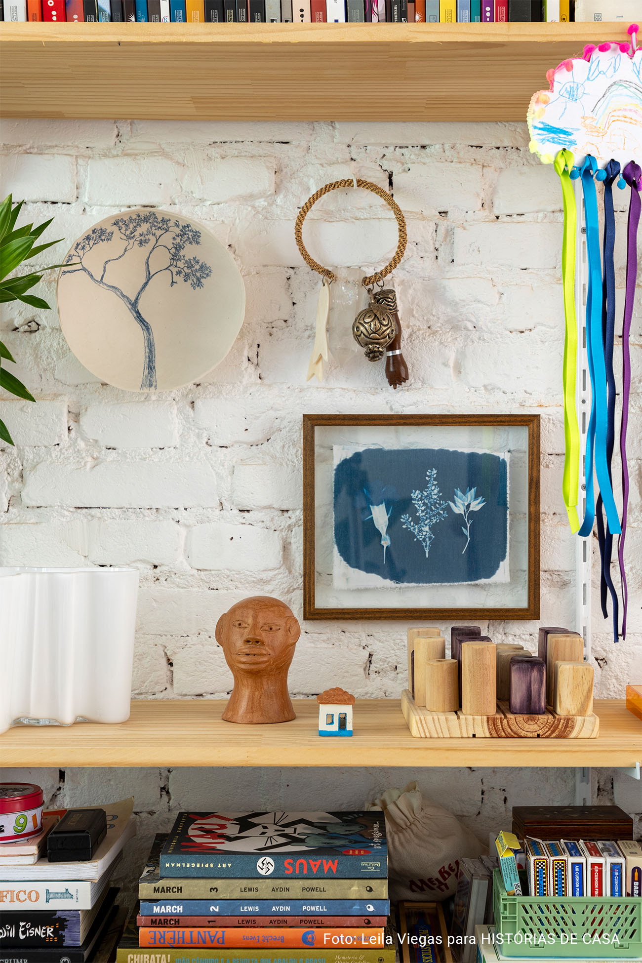 Decoração de casa com quintal, estantes de livros e quarto de criança.