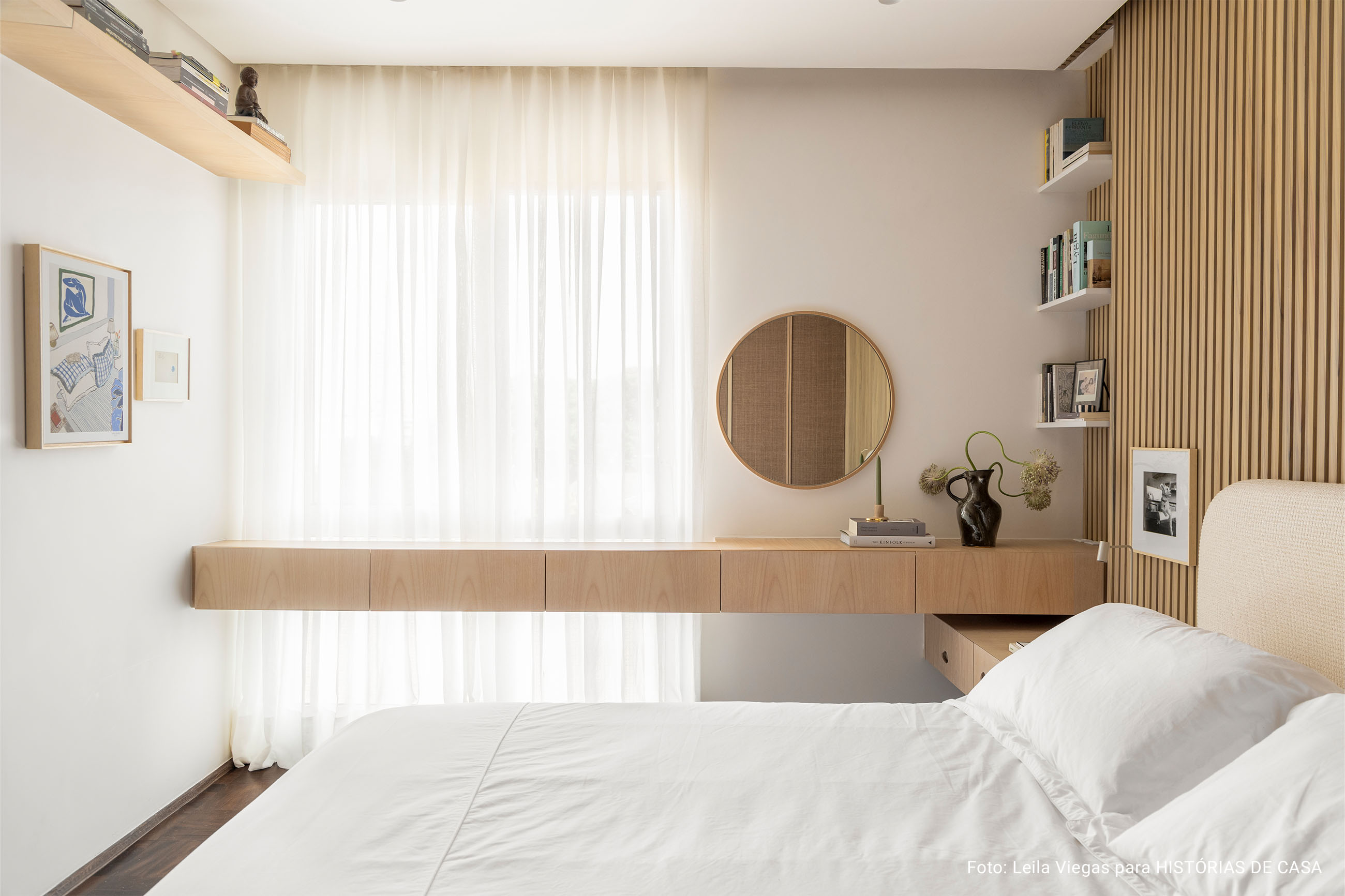 Antes e Depois: quarto com painel ripado, tons neutros e muitas texturas