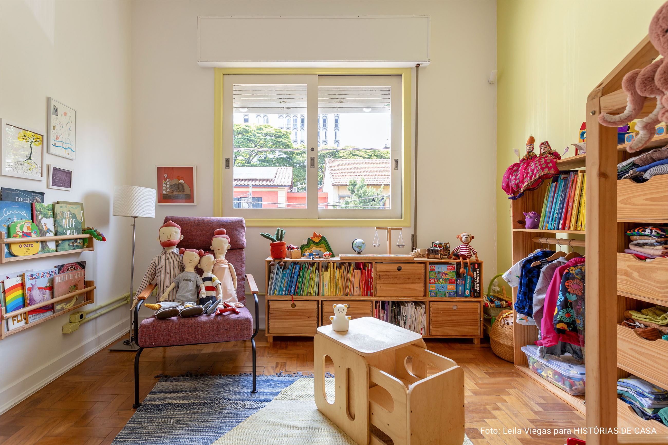 Decoração de casa com quintal, estantes de livros e quarto de criança.