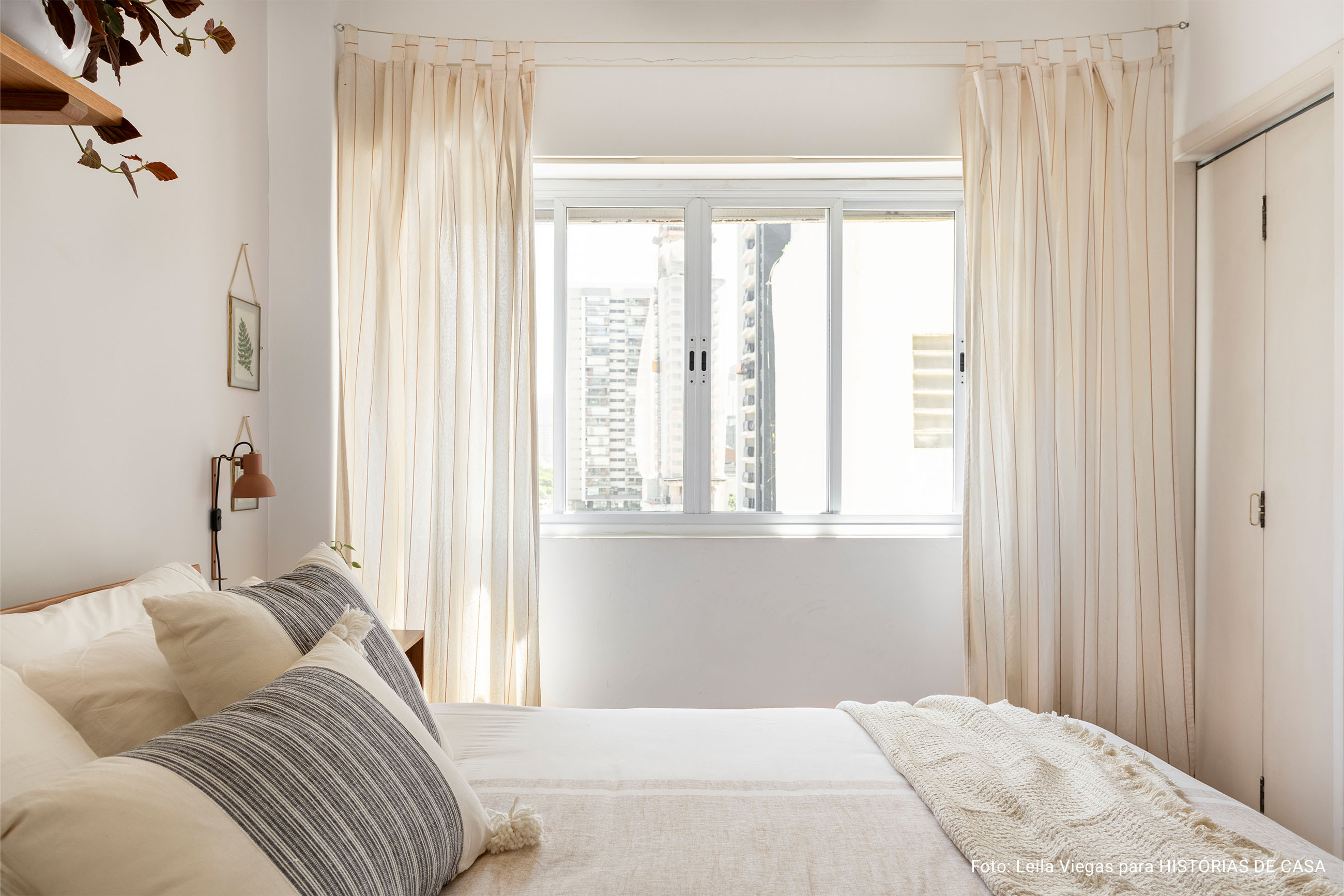 Decoração de apartamento aconchegante com piso de taco, plantas e soluções descomplicadas