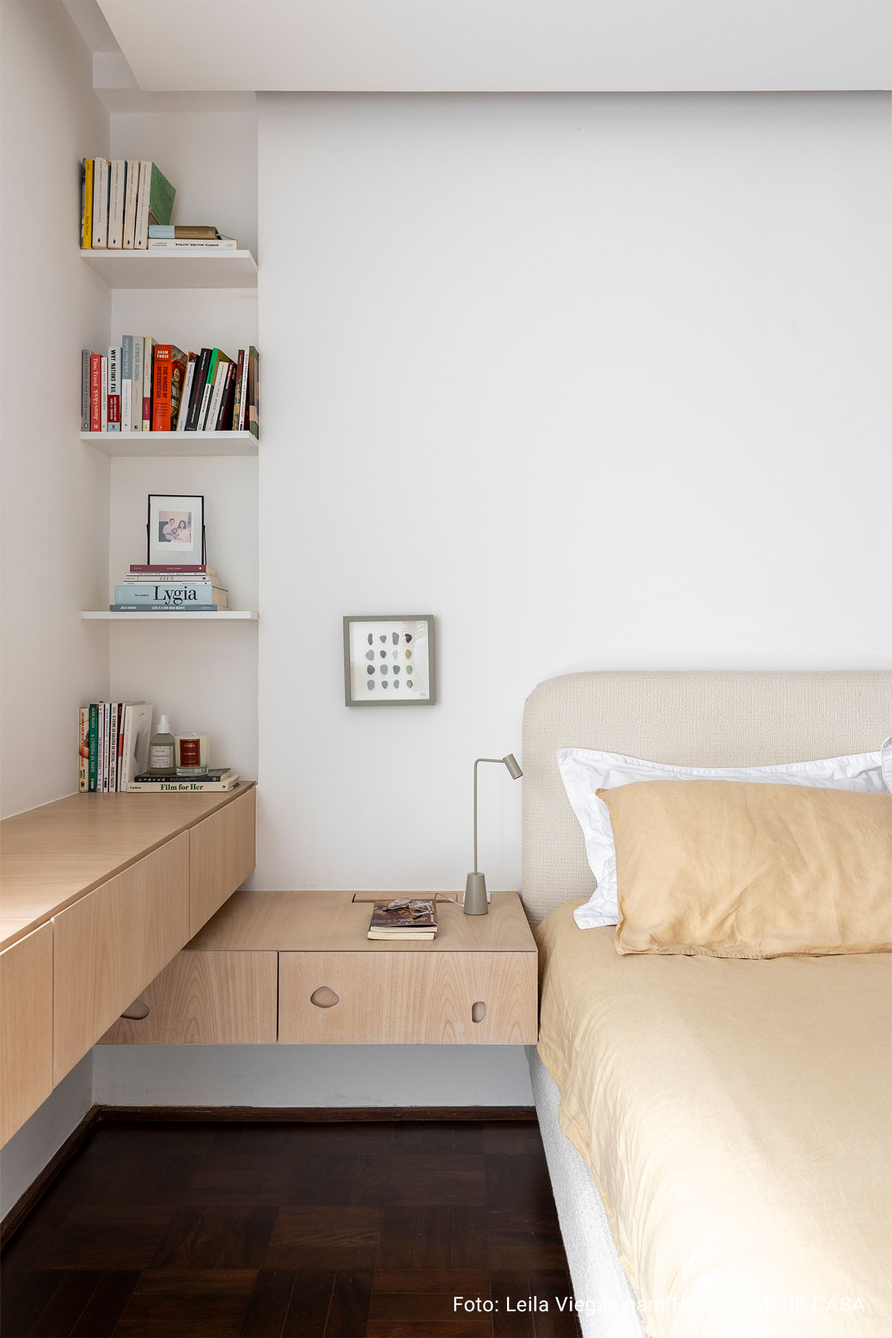 Antes e Depois: quarto com painel ripado, tons neutros e muitas texturas