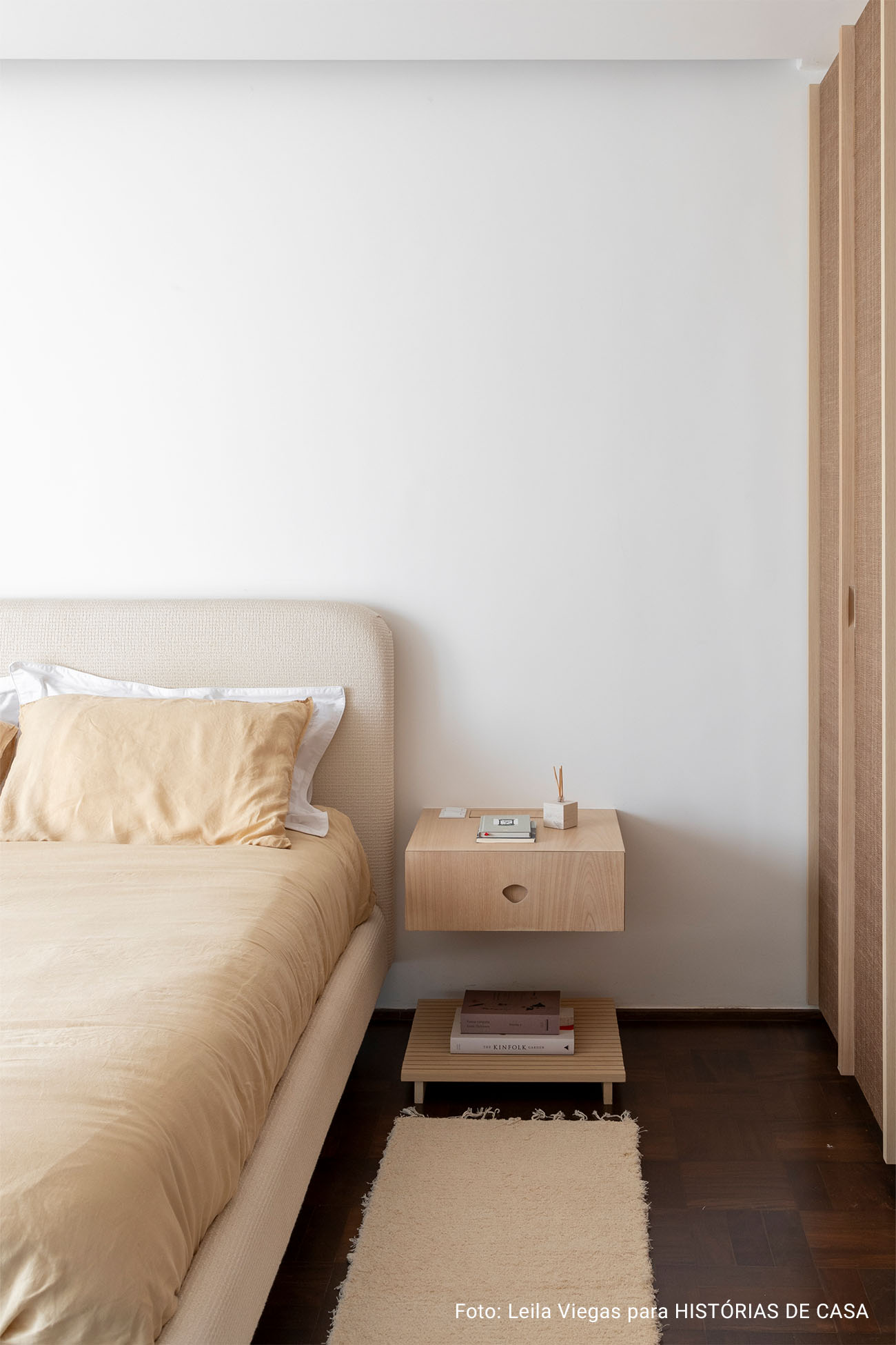 Antes e Depois: quarto com painel ripado, tons neutros e muitas texturas