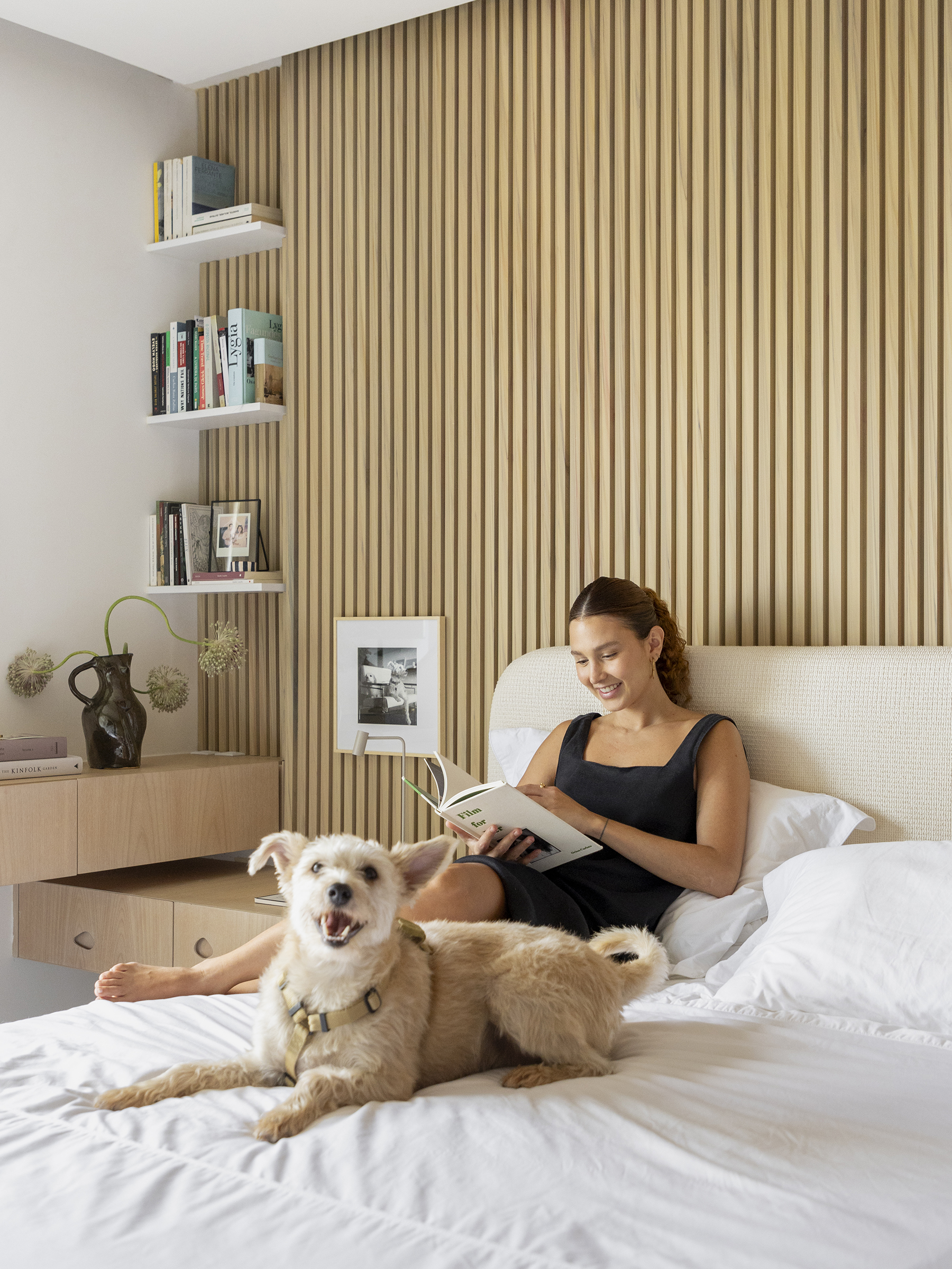 Antes e Depois: quarto com painel ripado, tons neutros e muitas texturas