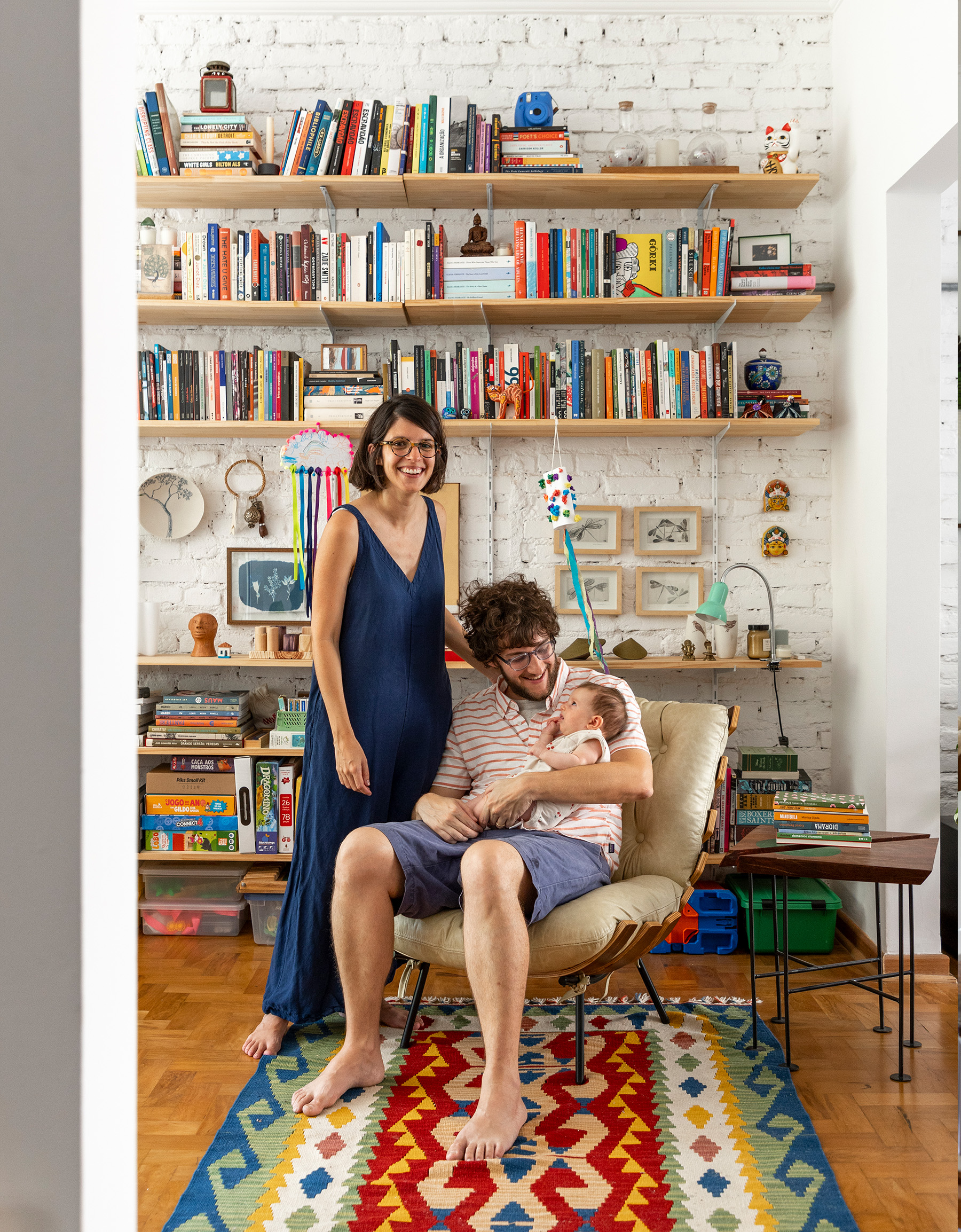 Decoração de casa com quintal, estantes de livros e quarto de criança.