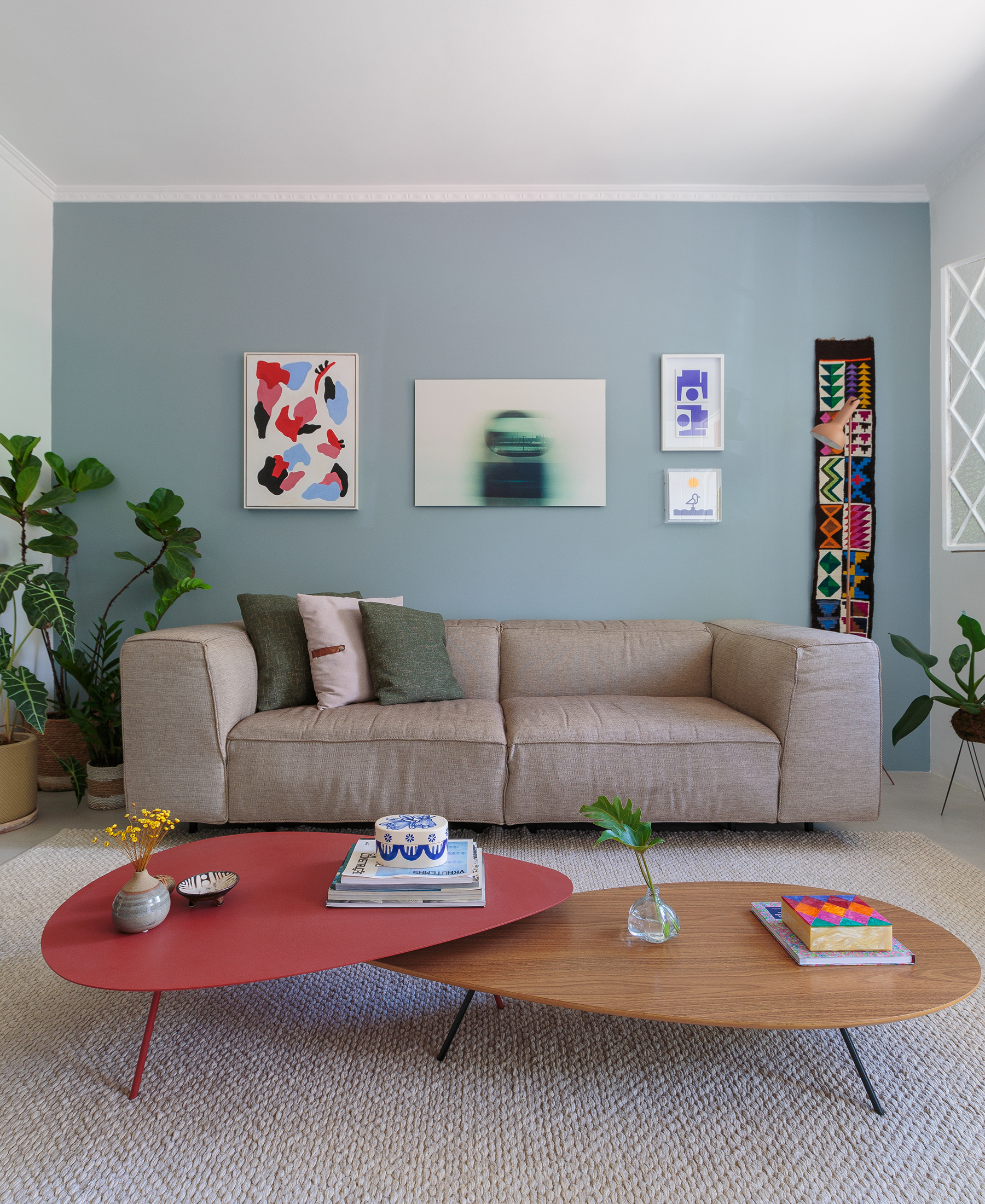 Casa de vila com paredes coloridas, móveis de família e quintal nos fundos.