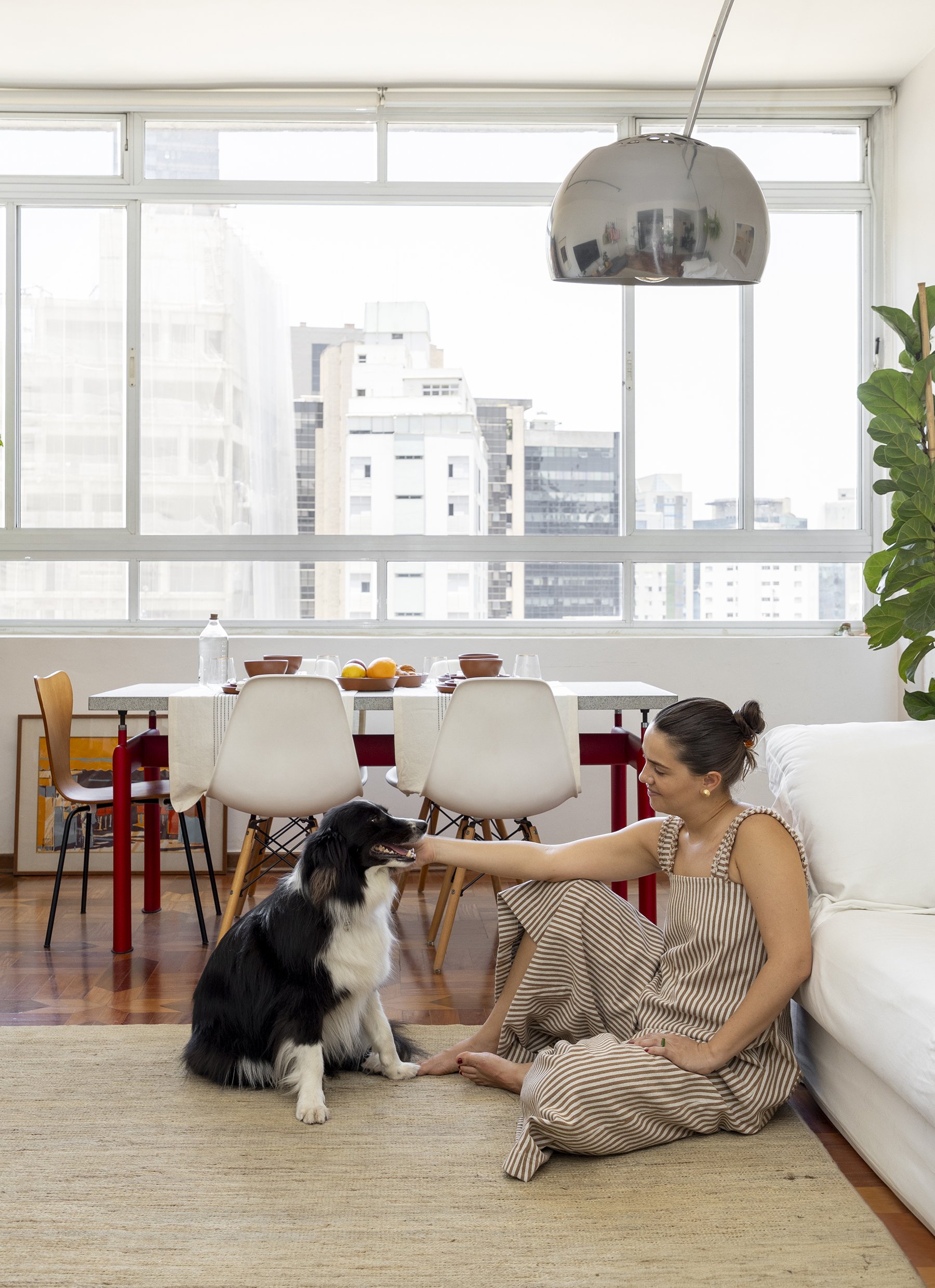 Decoração de apartamento aconchegante com piso de taco, plantas e soluções descomplicadas