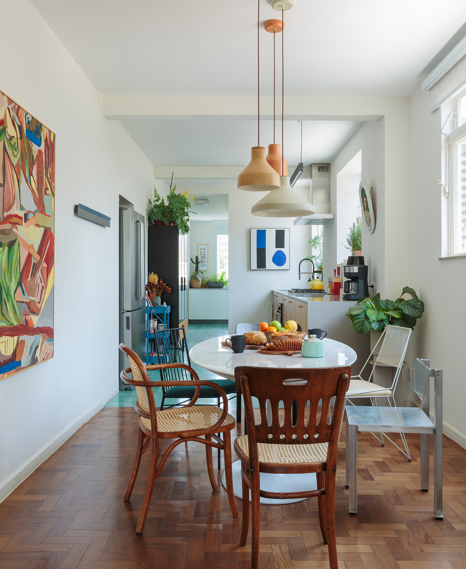 Decoração de apartamento com sala integrada e curadoria de design criativo