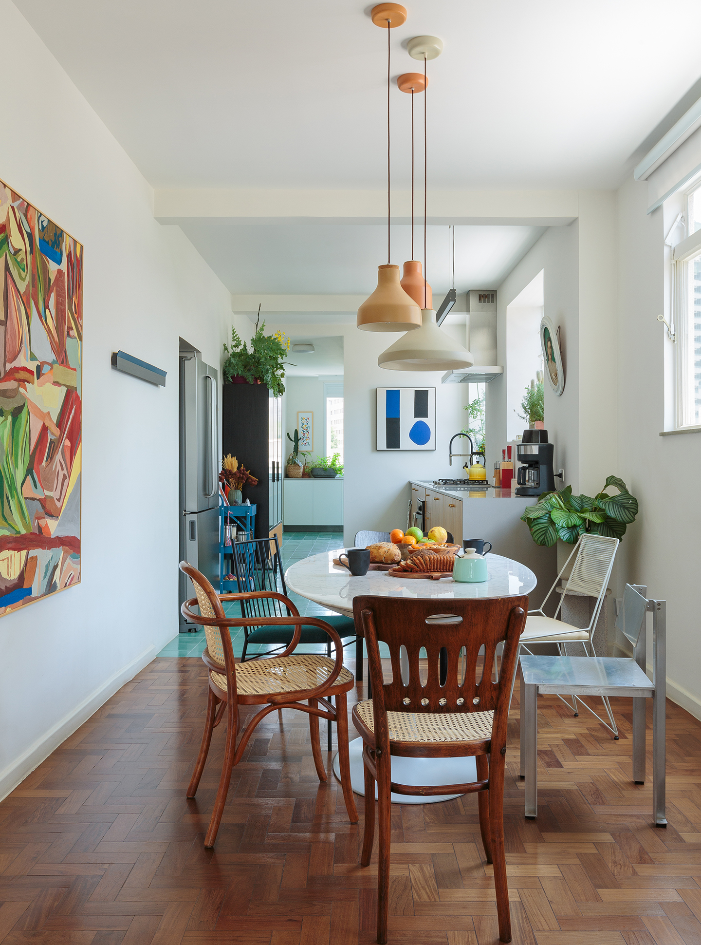 Decoração de apartamento com sala integrada e curadoria de design criativo