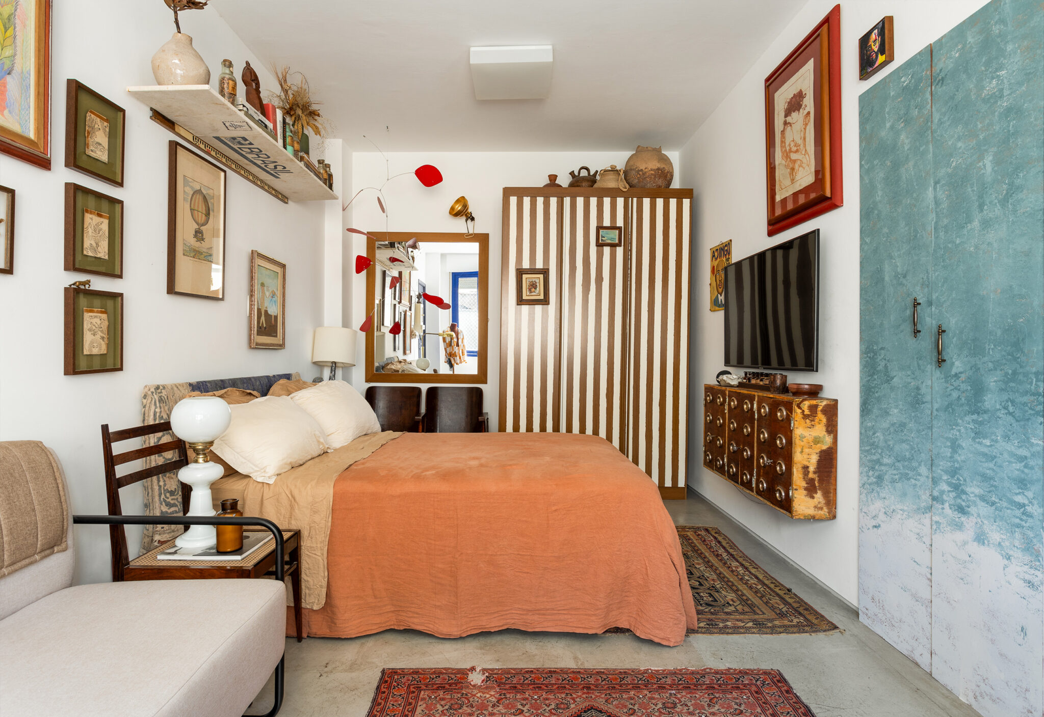 Apartamento pequeno estilo quitinete com muitos garimpos e ideias de DIY