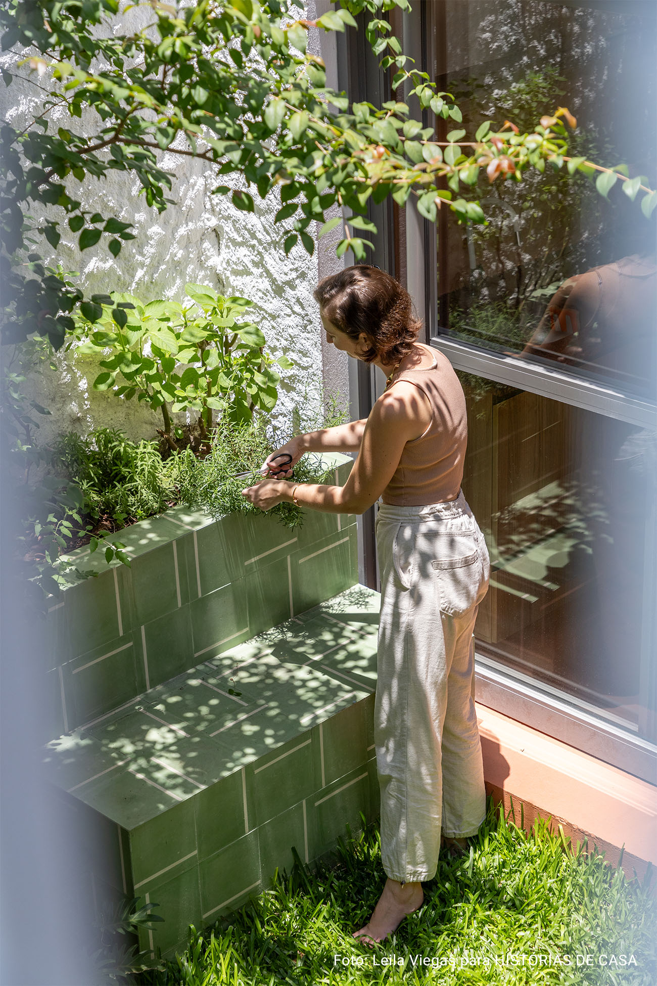 Casa antiga reformada com parede e tijolinhos e quintal.