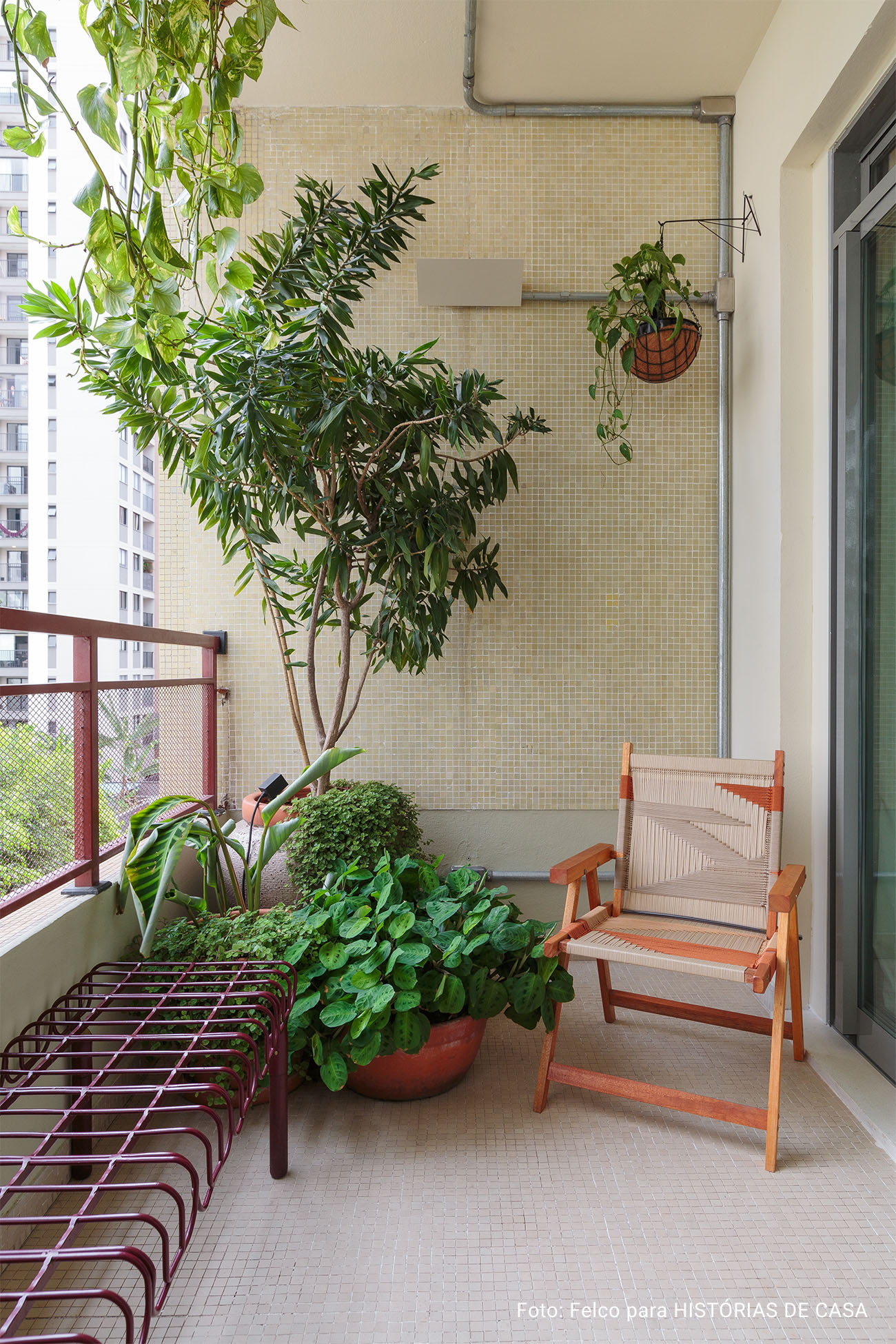 Apartamento conceito no Edifício Vírginia tem cozinha integrada, sacada com plantas, piso de taco e decoração com garimpos.
