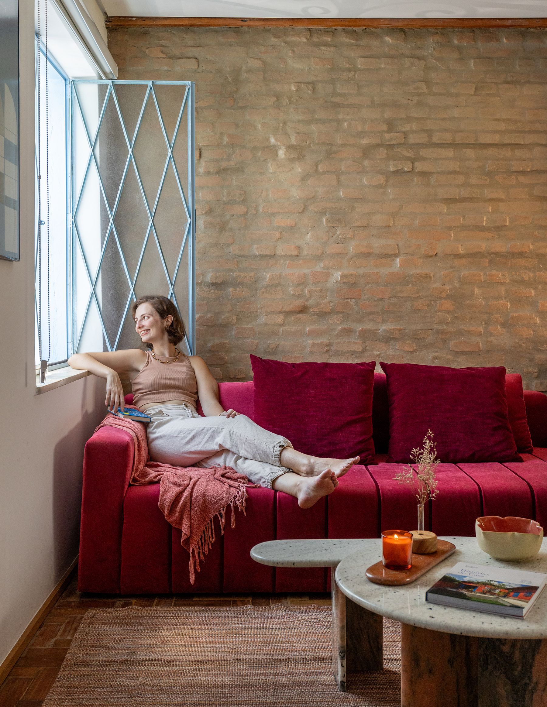 Casa antiga reformada com parede e tijolinhos e quintal.