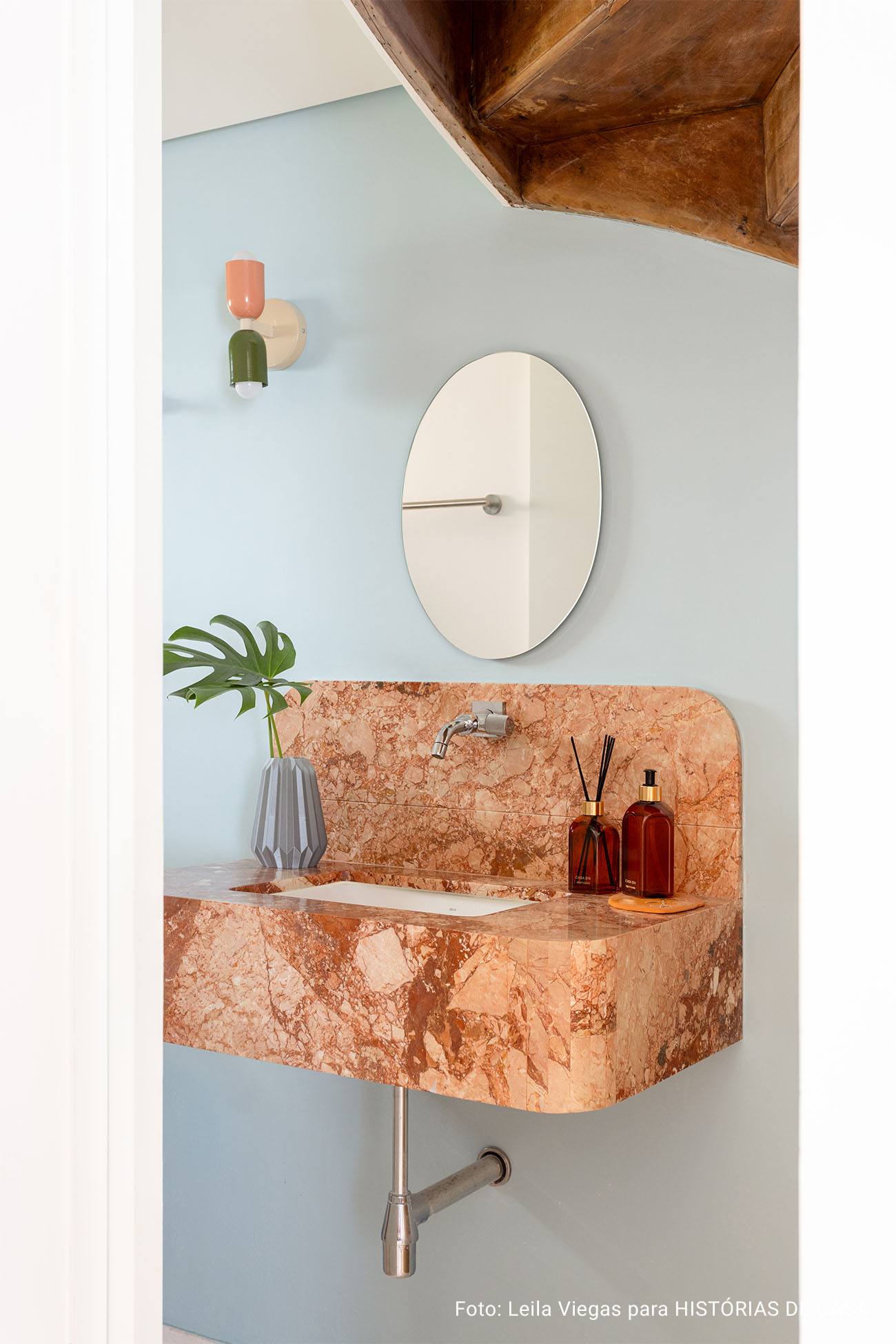 Casa antiga reformada com parede e tijolinhos e quintal.