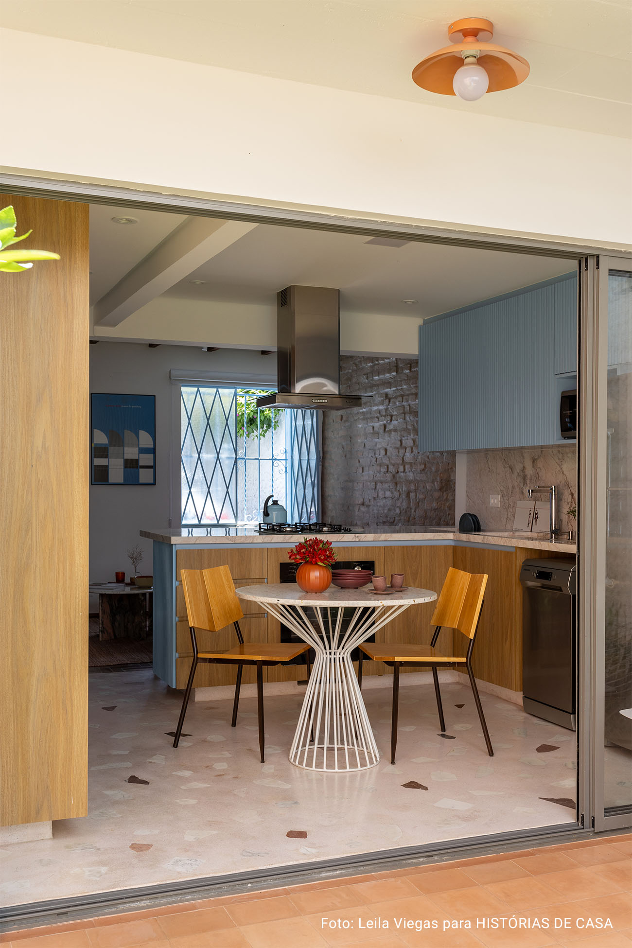 Casa antiga reformada com parede e tijolinhos e quintal.