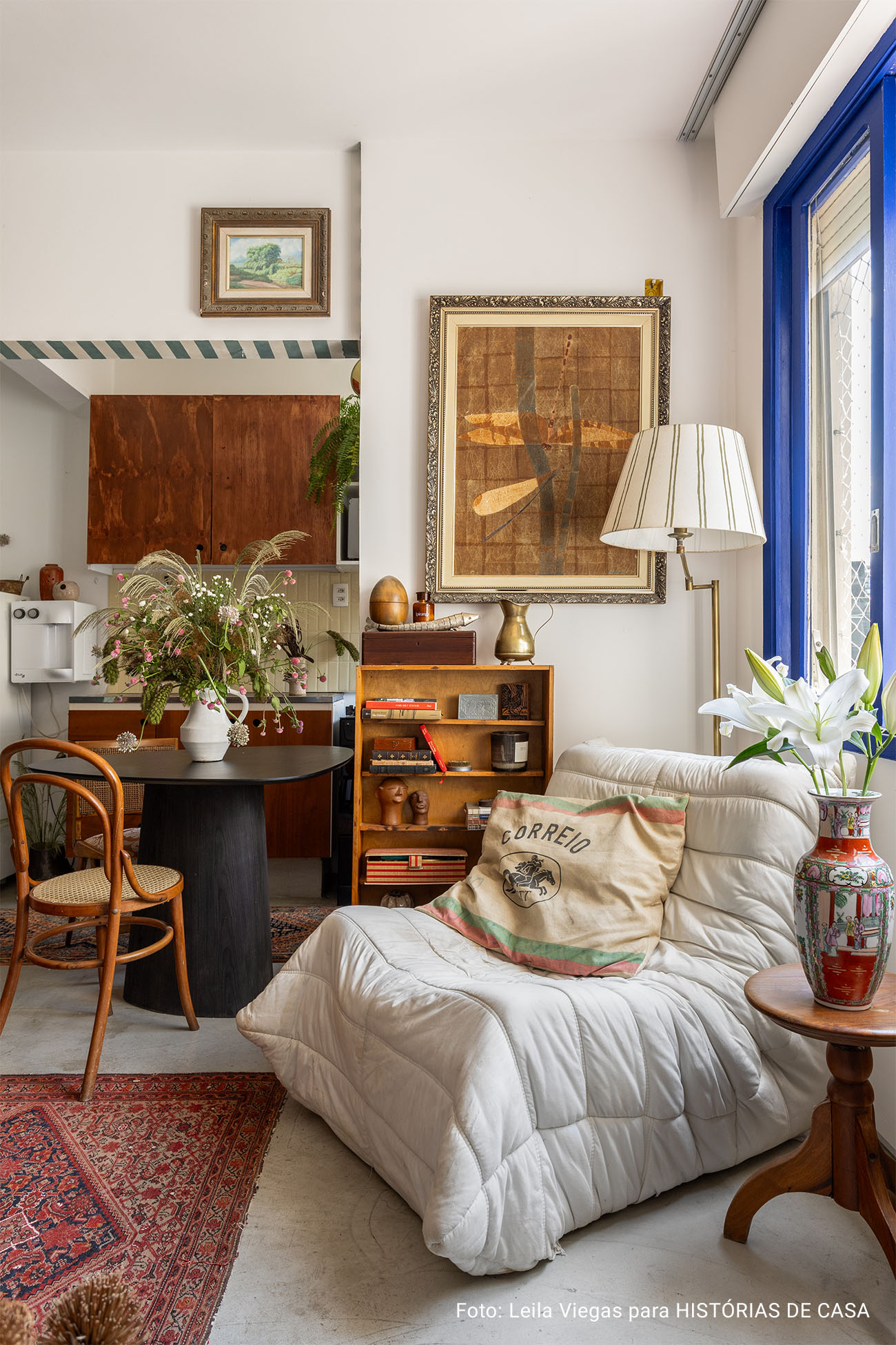 Apartamento pequeno estilo quitinete com muitos garimpos e ideias de DIY
