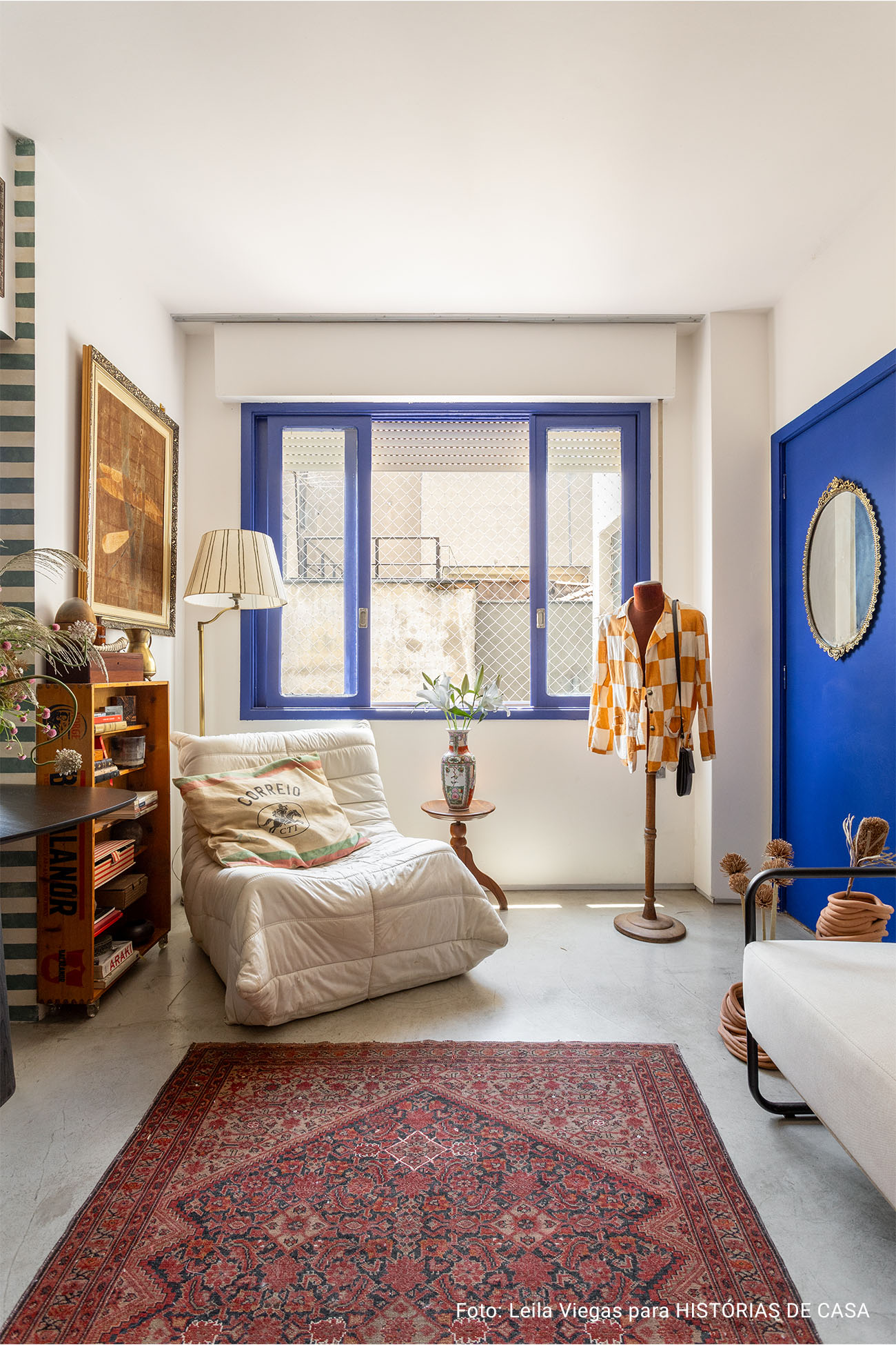 Apartamento pequeno estilo quitinete com muitos garimpos e ideias de DIY