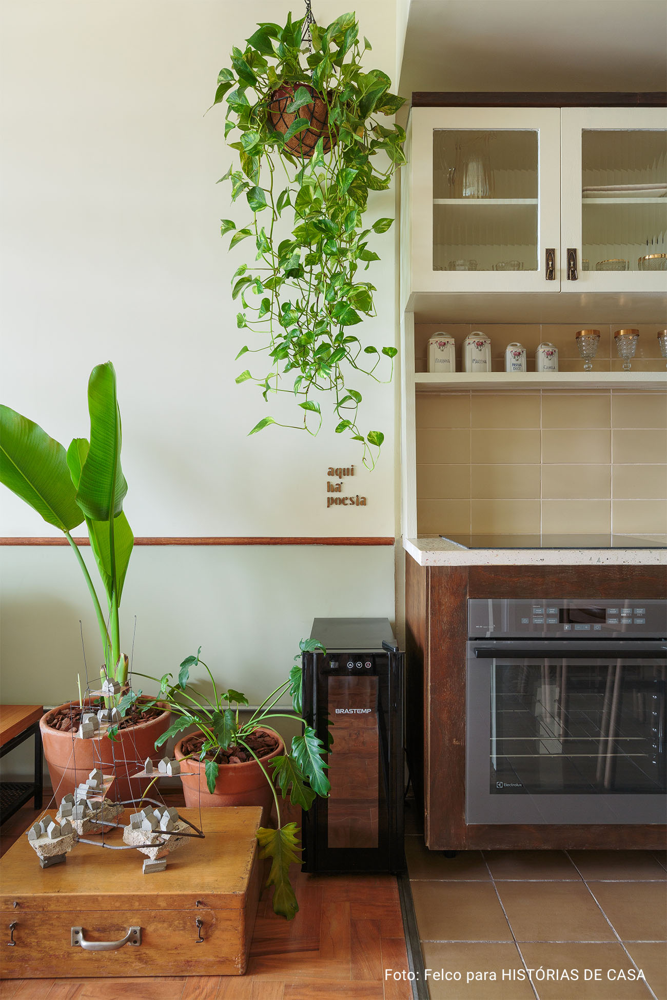 Apartamento conceito no Edifício Vírginia tem cozinha integrada, sacada com plantas, piso de taco e decoração com garimpos.