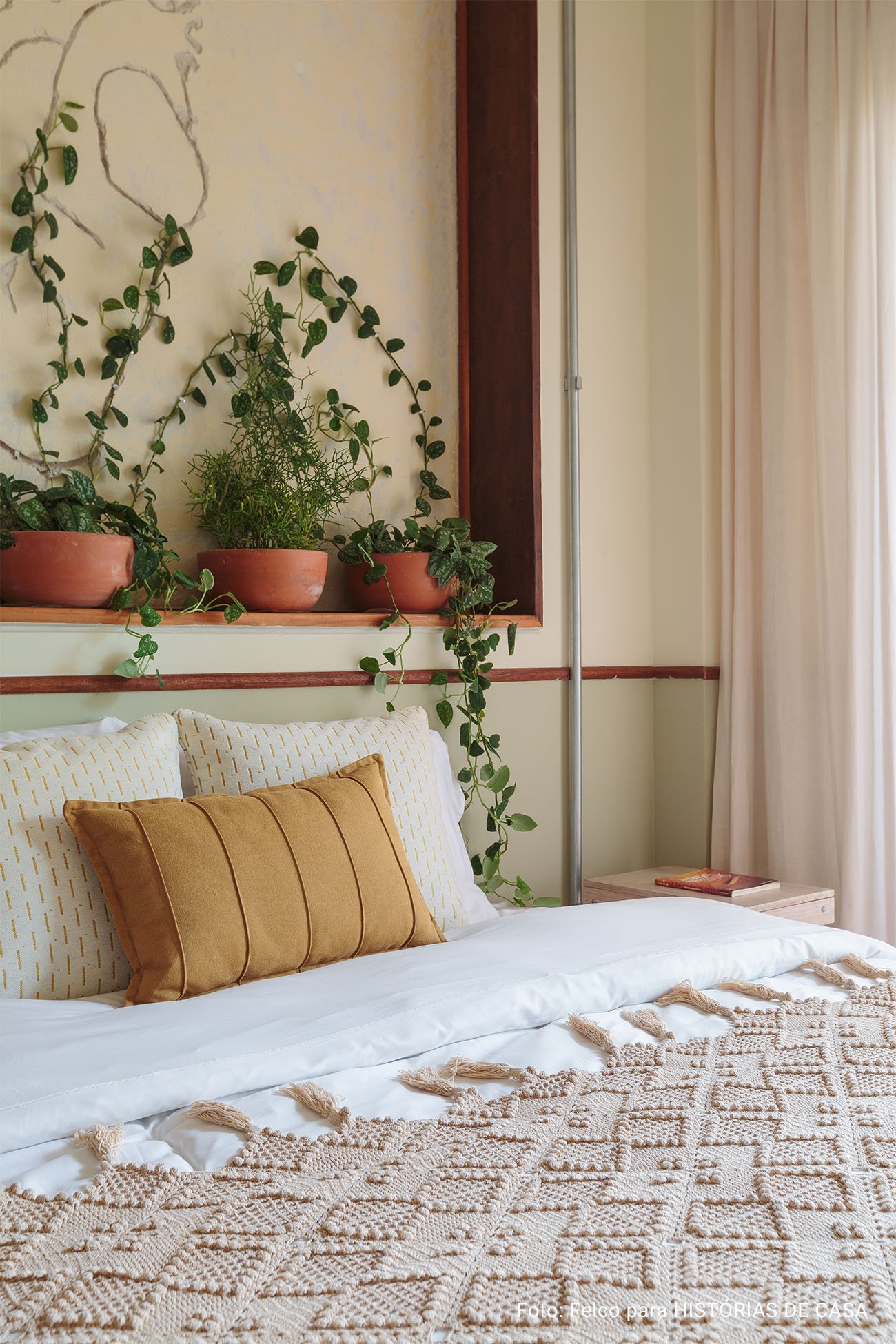 Apartamento conceito no Edifício Vírginia tem cozinha integrada, sacada com plantas, piso de taco e decoração com garimpos.