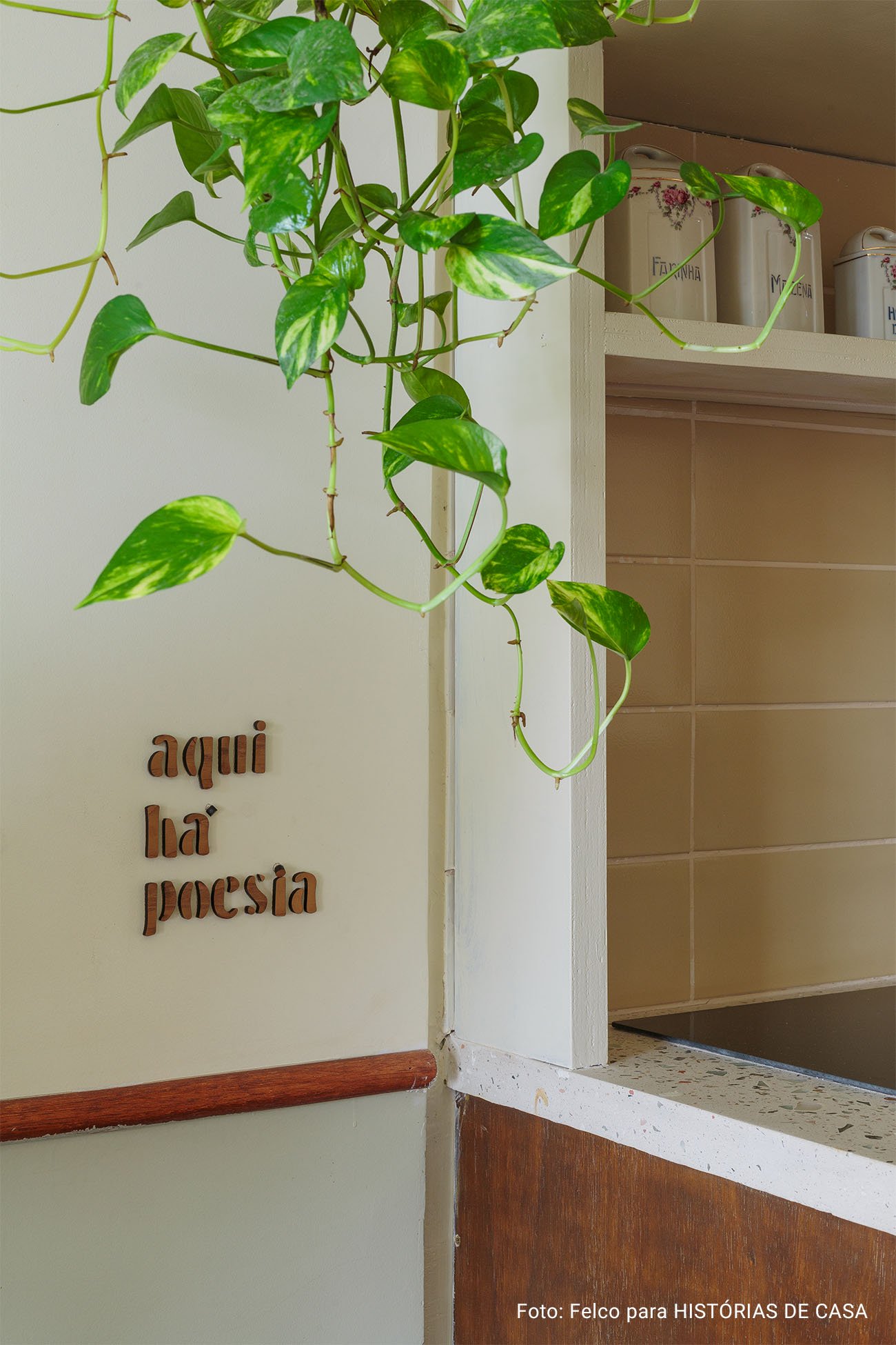 Apartamento conceito no Edifício Vírginia tem cozinha integrada, sacada com plantas, piso de taco e decoração com garimpos.